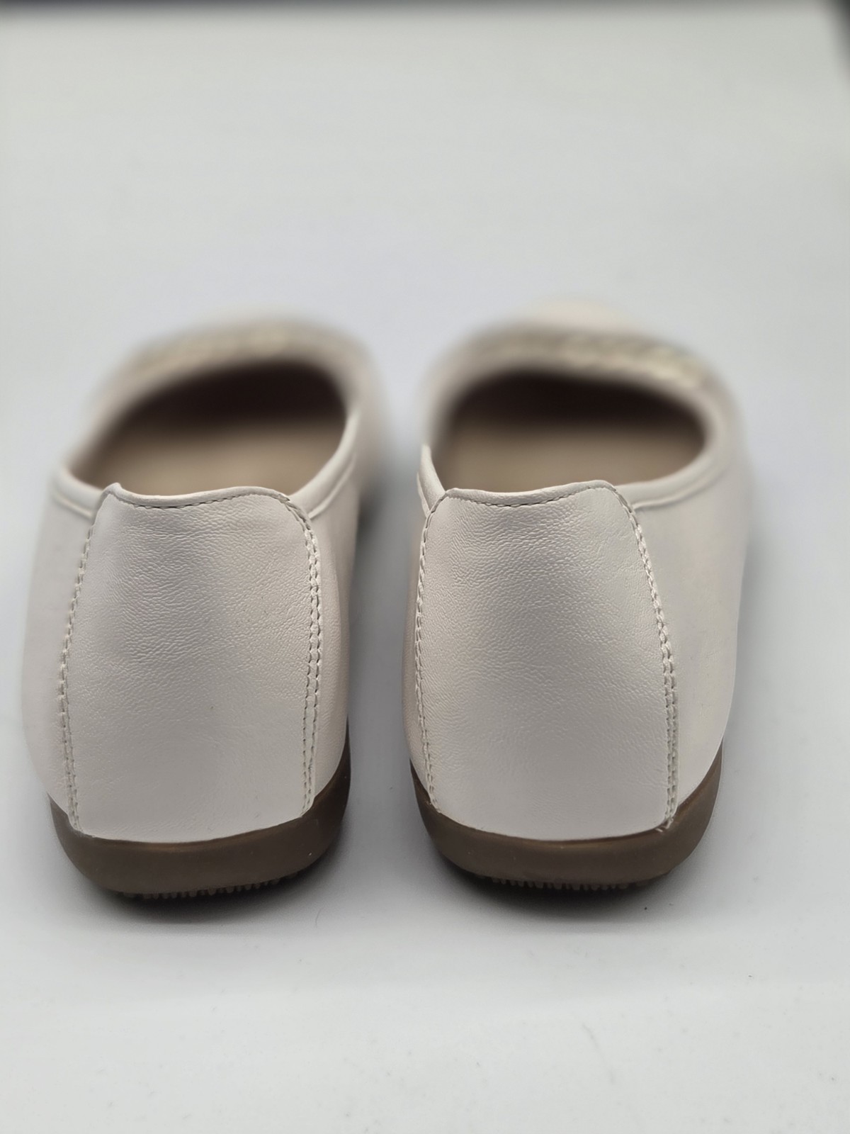Cliffs By White Mountain Charmed Shoes Size 10 M Off White Gold Chain Flat Shoe