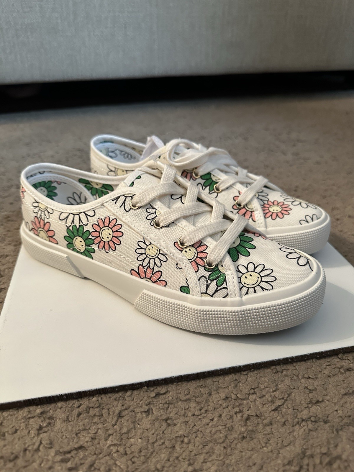 Aerie Smiley Daisy Sneakers Size 8