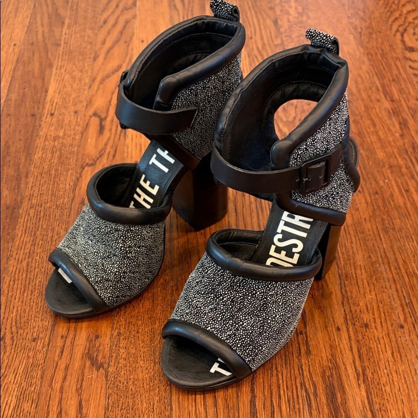 🩶 Earl Grey Leather Statement Heels — Cult Designer Aesthetic (US 8) Edgy