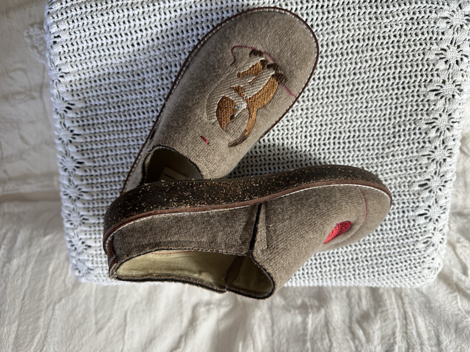 ED Ellen DeGeneres Embroidered Cat Yarn Slip-On Slippers Brown Women’s Size 5.5