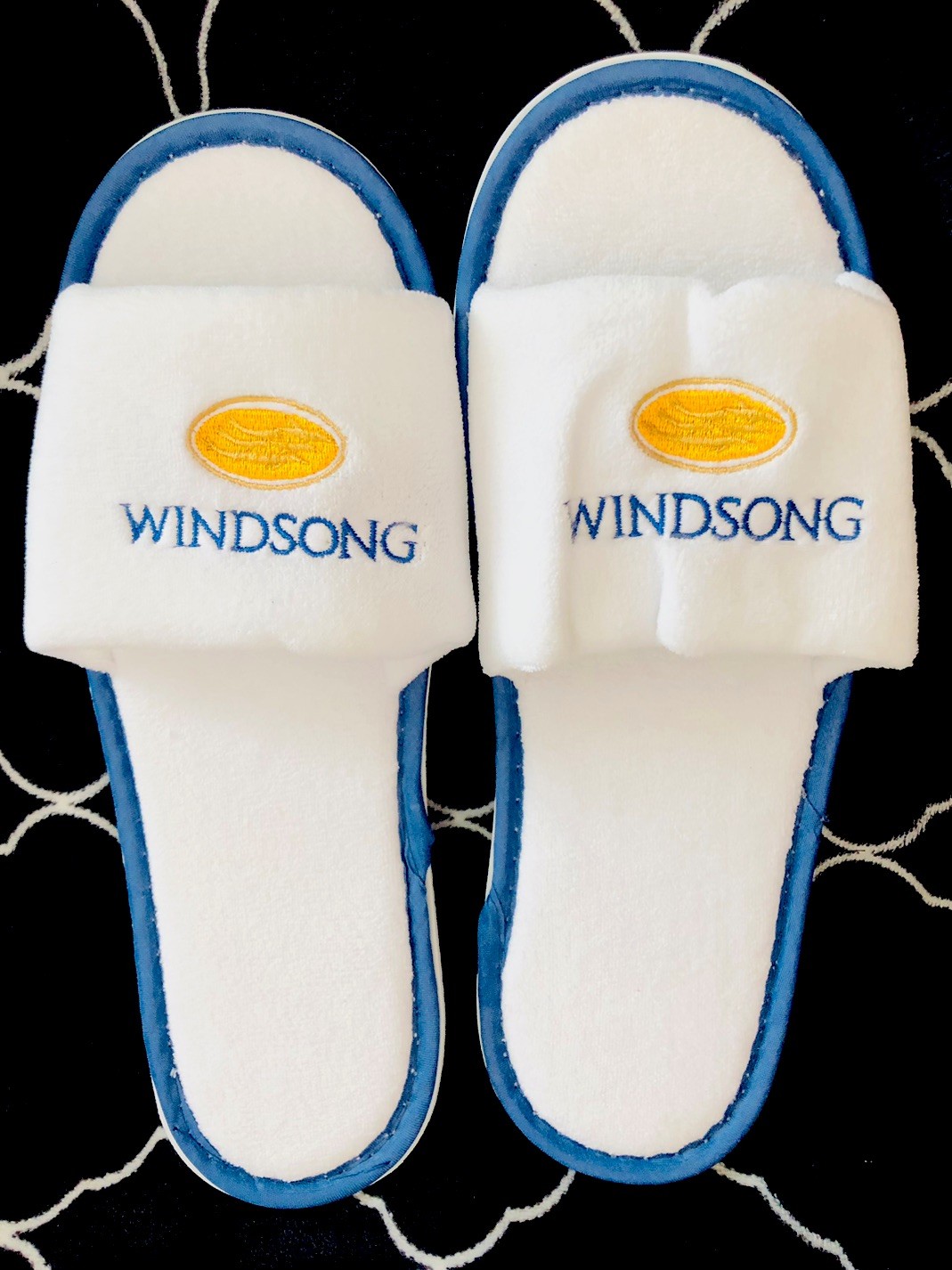 New Wingsong Hotel Unisex White Spa Bathroom Slippers Size Small 11.5×4