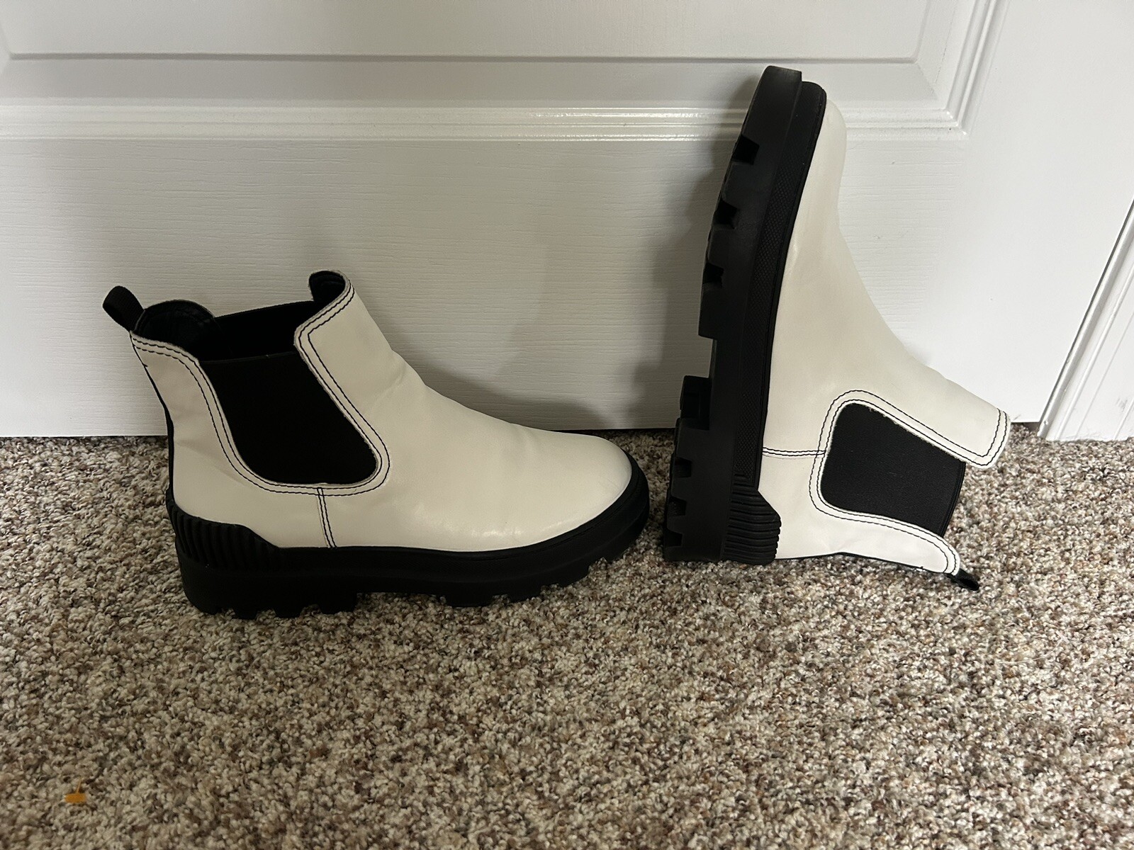Sam Edelman Women’s Darielle White Chunky Lug Sole Street Style Boot Size 8.5