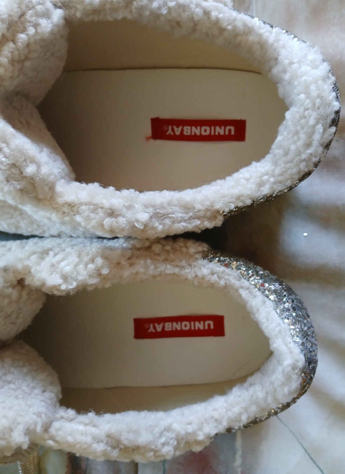 LADIES TENNIS SHOES BY UNION BAY FAUX FLEECE, SIZE 10M (NEW). STAR ON OUTSIDES.