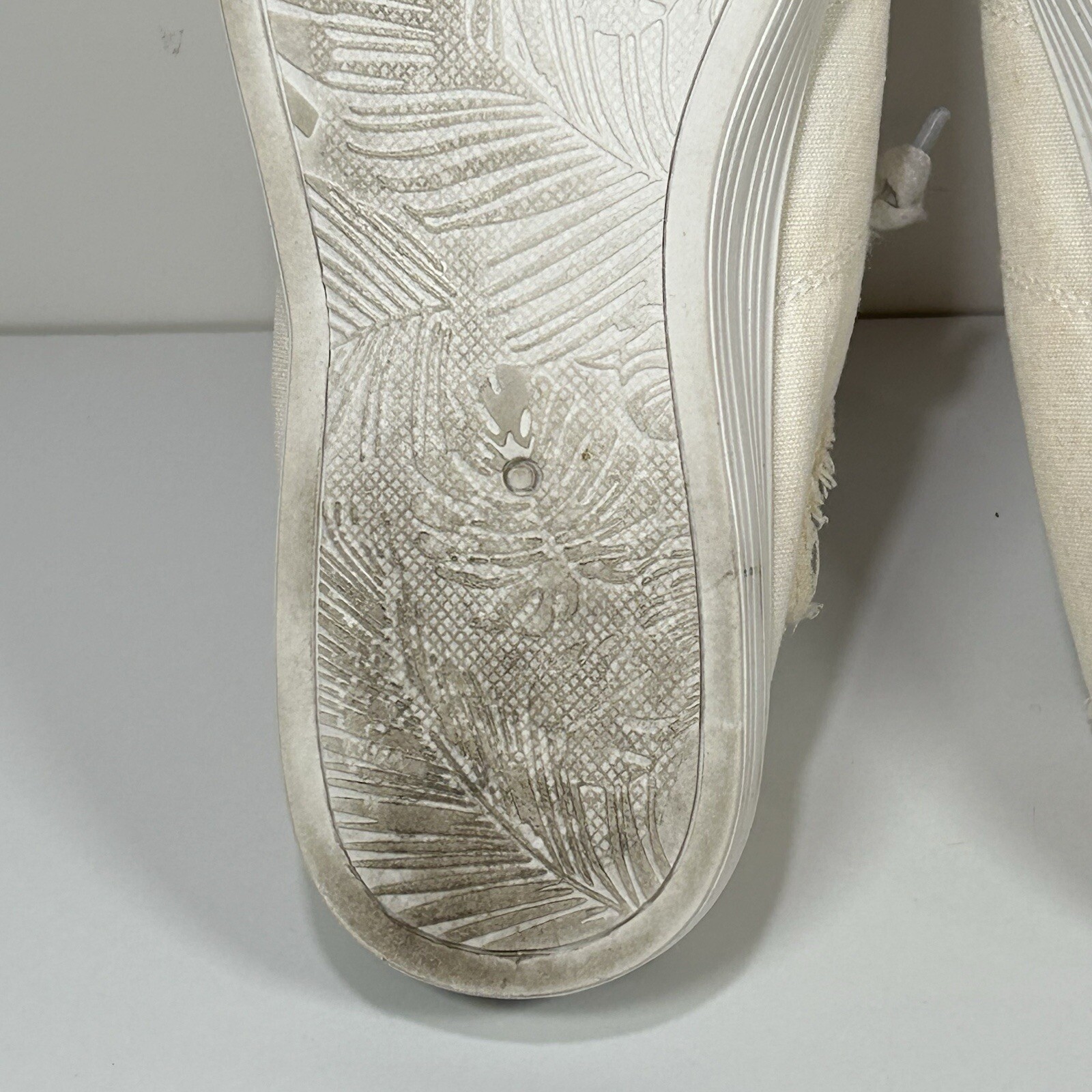 Tommy Bahama Sneaker Shoes Womens 8.5 Slip-On No Tie Cream Off White