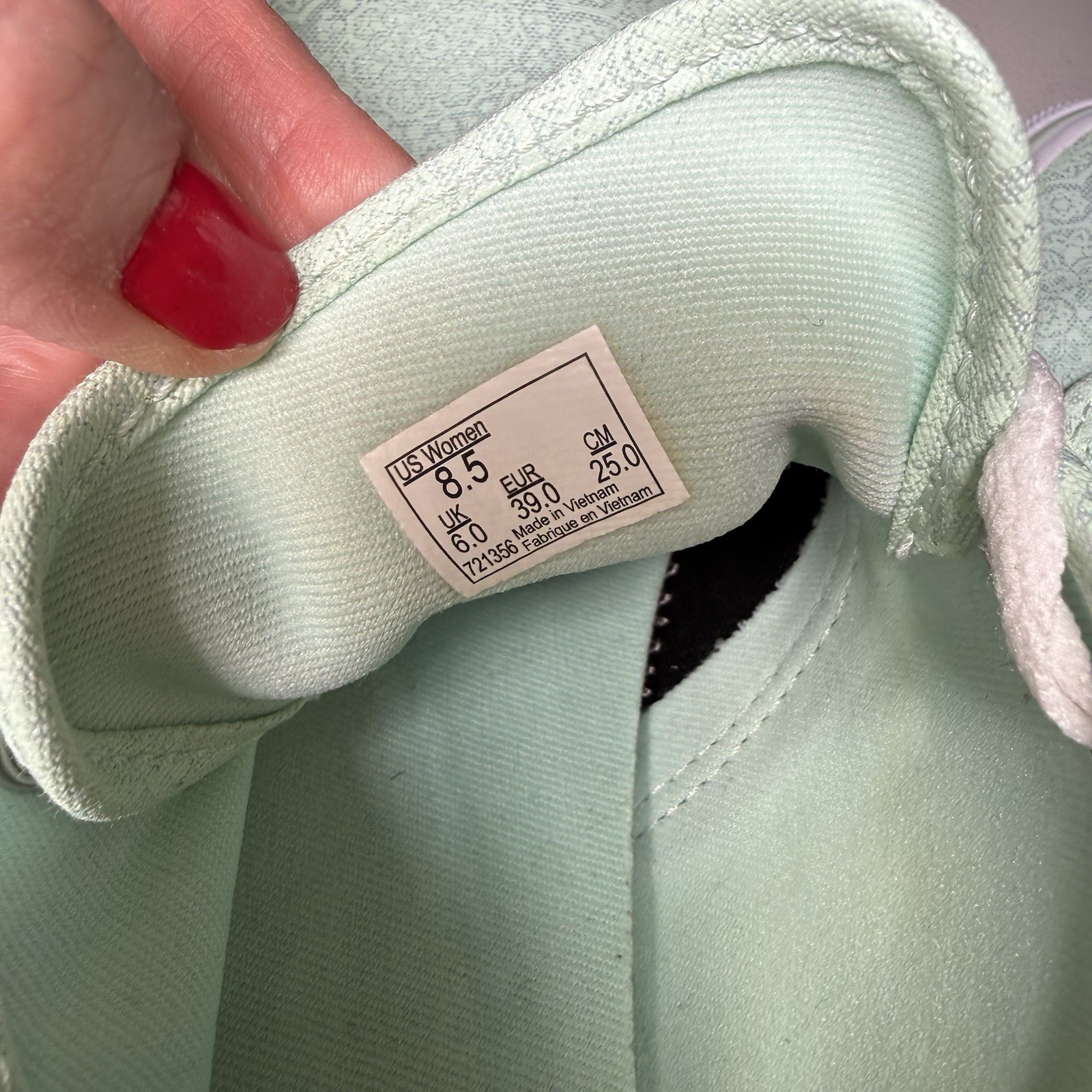 VANS 8.5 M Women’s Low Top Lace-Up Green Canvas Sneakers with Rubber Outsole