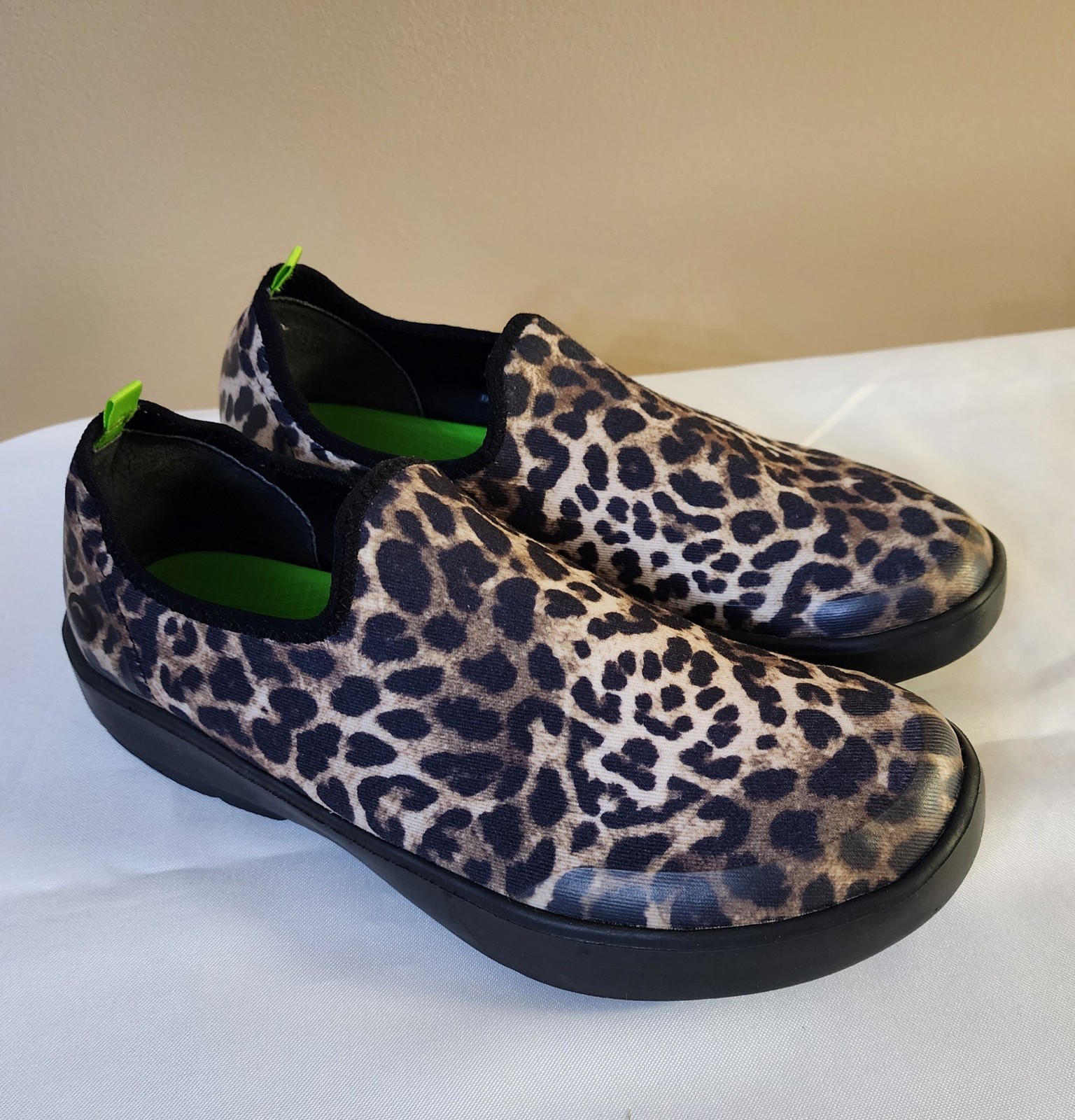 OOFOS OOmg eeZee Low Women’s Size 40.5 Leopard Recovery Shoe fits like size 9.5