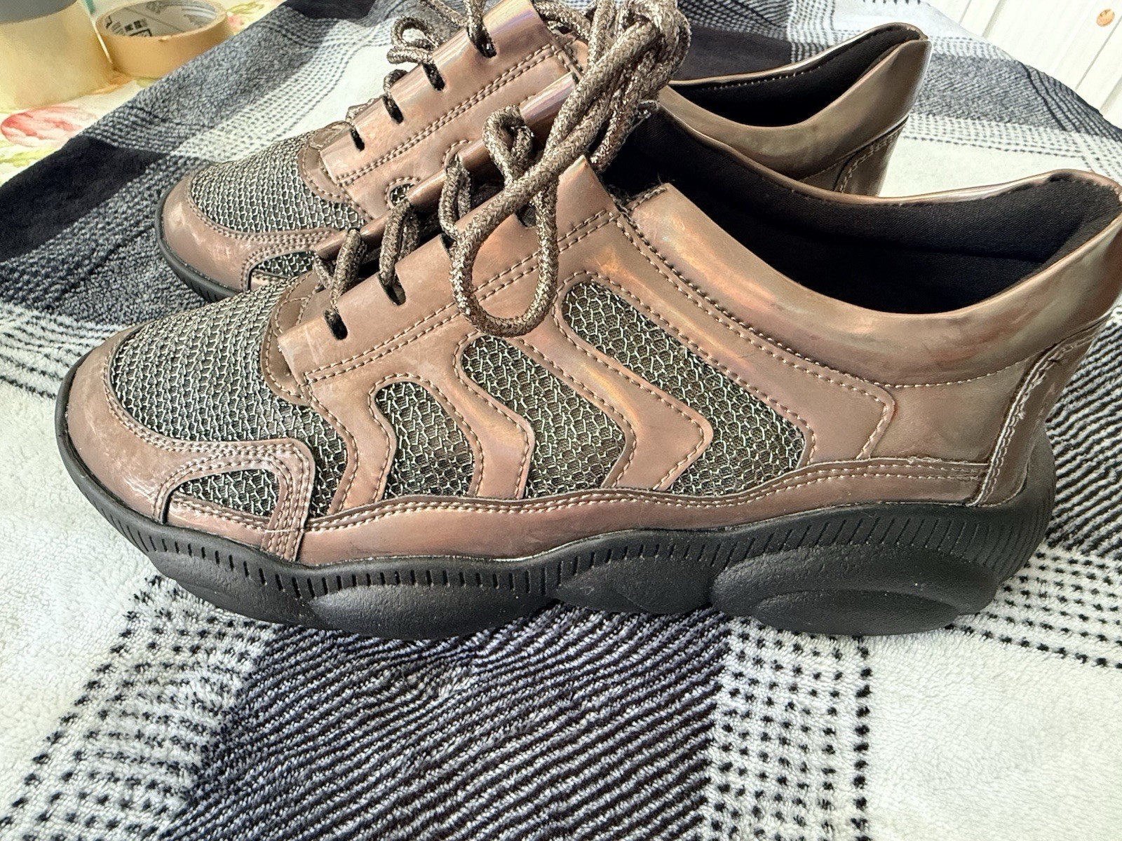 Sneakers Size 9