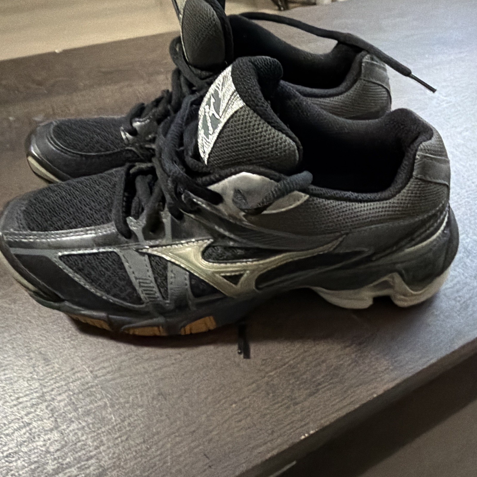 Mizuno Wave Bolt 6. Black/Silver/Gray Mesh Women’s Low Top Lace-Up Sneaker
