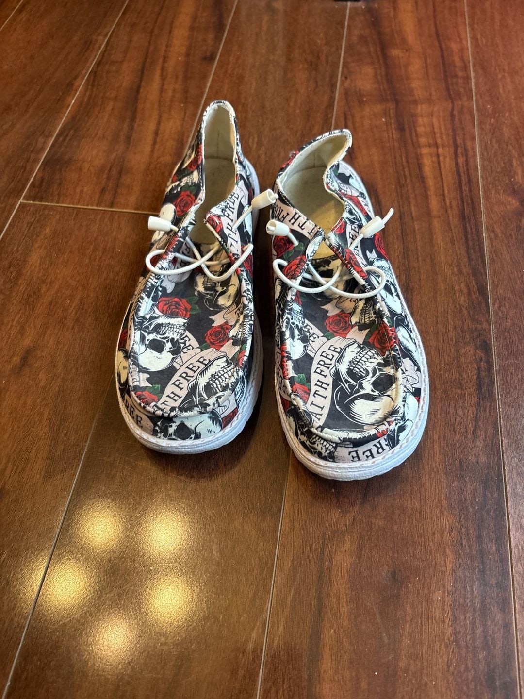 Women’s Skull and Rose Print Slip-On Canvas Loafers