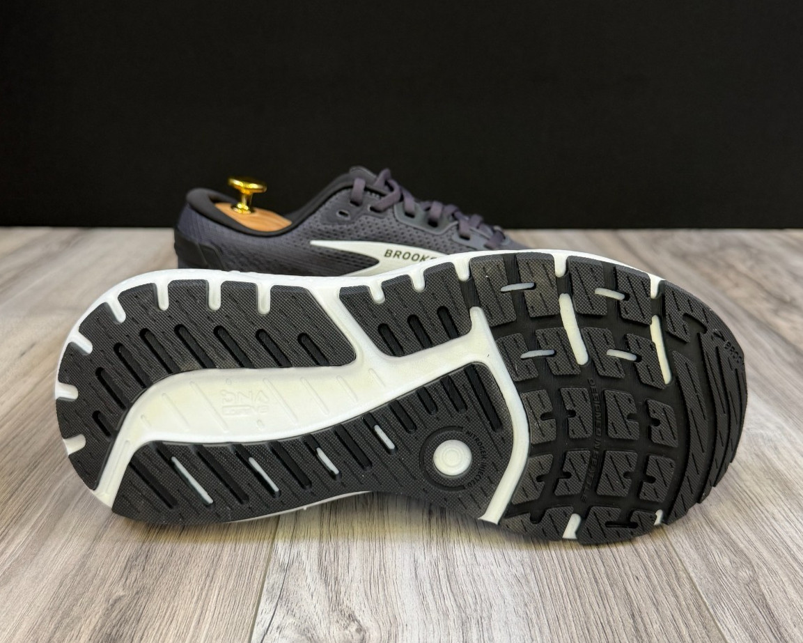 Brooks Ariel GTS 24 Ebony Black Women Running Shoes Size 9 2E Wide 1204142E016