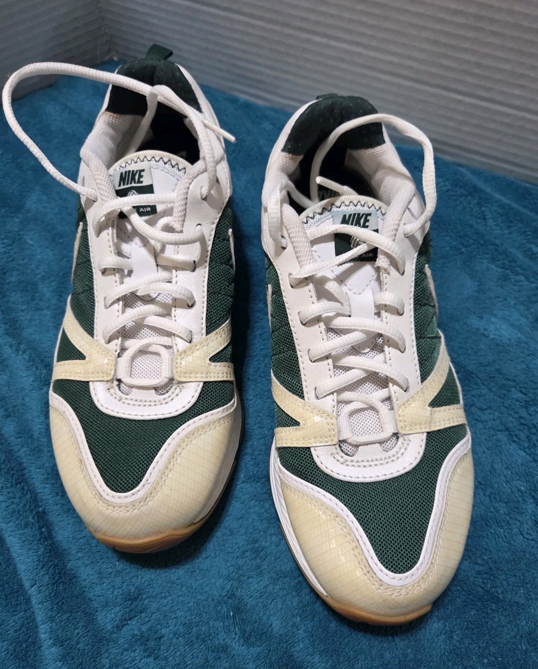 Nike Indoor Soccer Sneakers Wm’s Sz 7 Max Air White Green Beige Comfort Nonslip