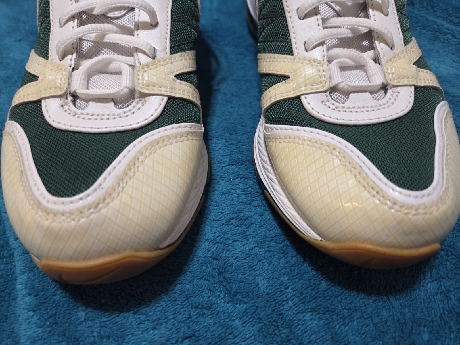 Nike Indoor Soccer Sneakers Wm’s Sz 7 Max Air White Green Beige Comfort Nonslip