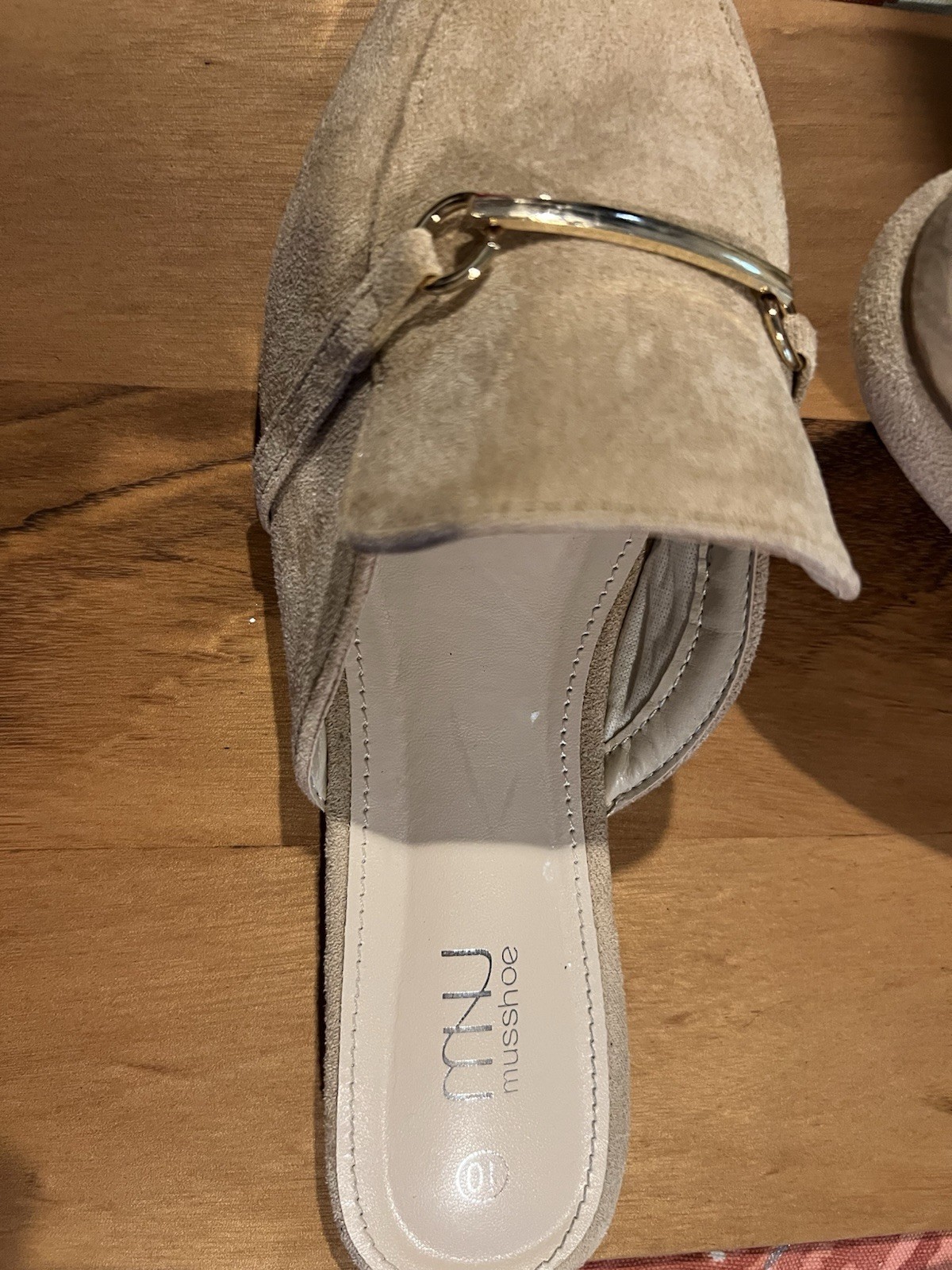 Women’s Sz 10 Musshoe Brand Mule Flats. Tan, With Metal Accents.
