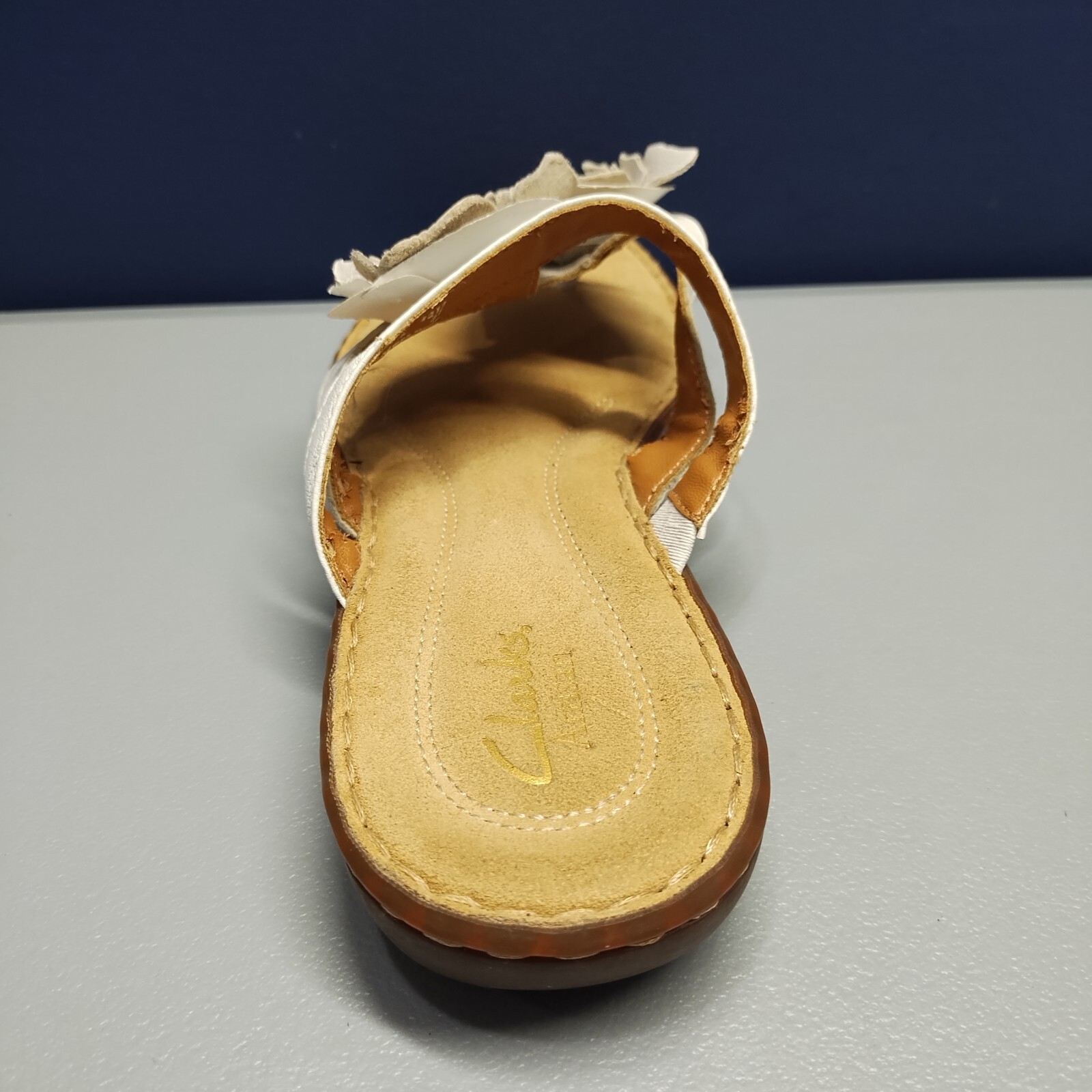 Clarks Artisan Brisk Dahlia Flip Flops Women 9M Tan White Floral Leather Slip On