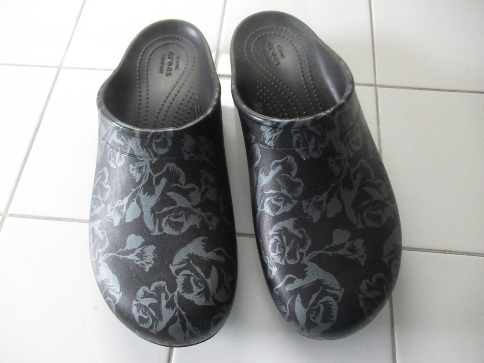 CROCS Iconic Comfort Slip in Mule Black Metallic Roses Pattern Women’s Size 9