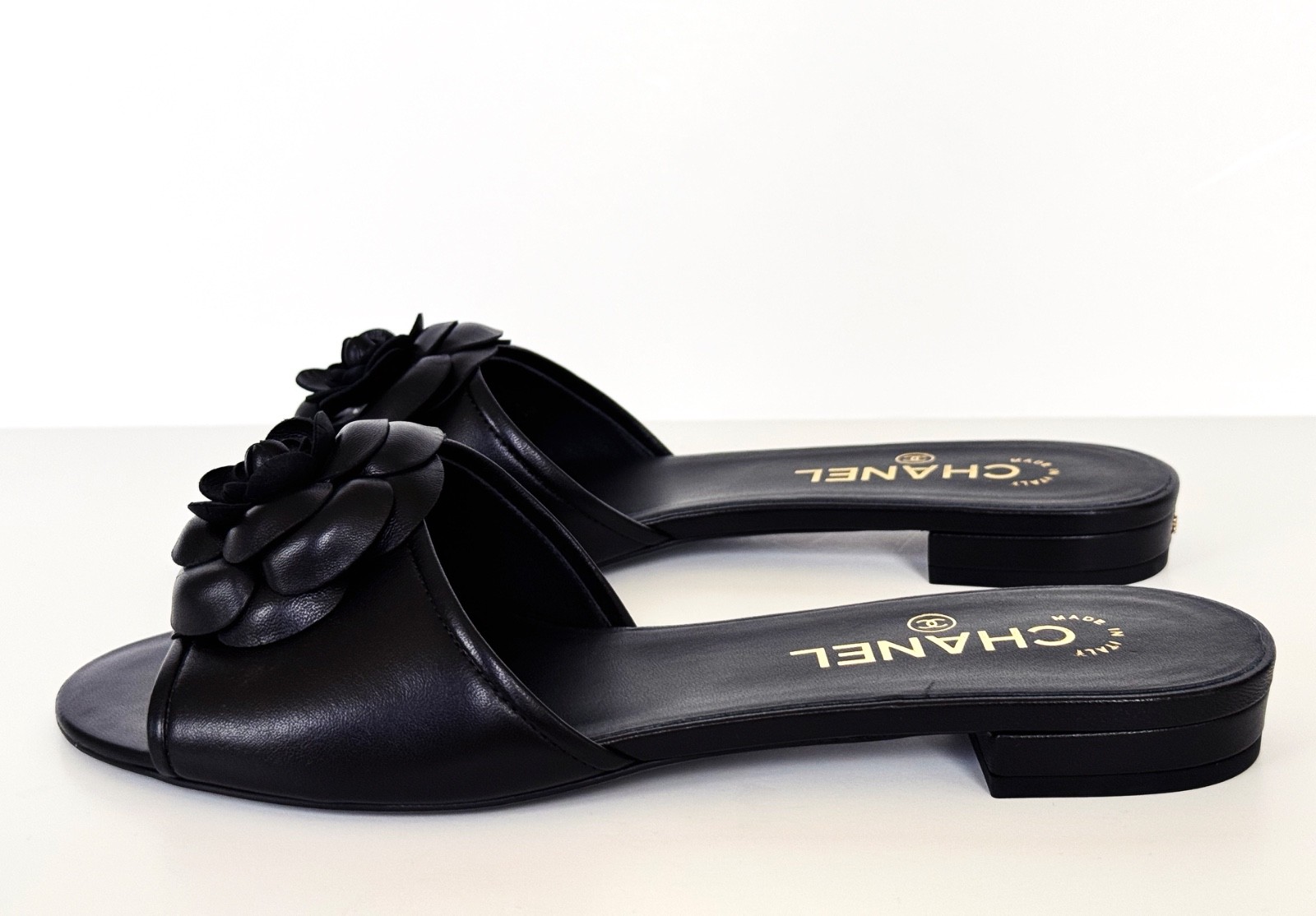 NEW CHANEL BLACK LEATHER CAMELLIA FLOWER SLIDES FLATS MULES SANDALS 38.5