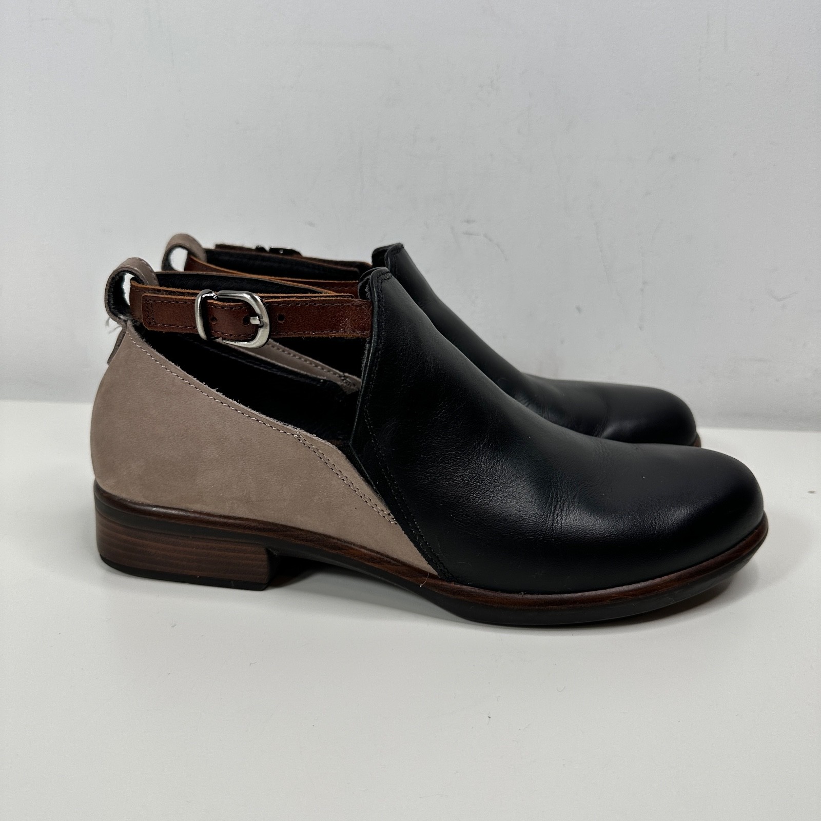 Naot Kamsin Transitional Bootie Cutout Leather Black/Stone Luggage Women’s EU 39