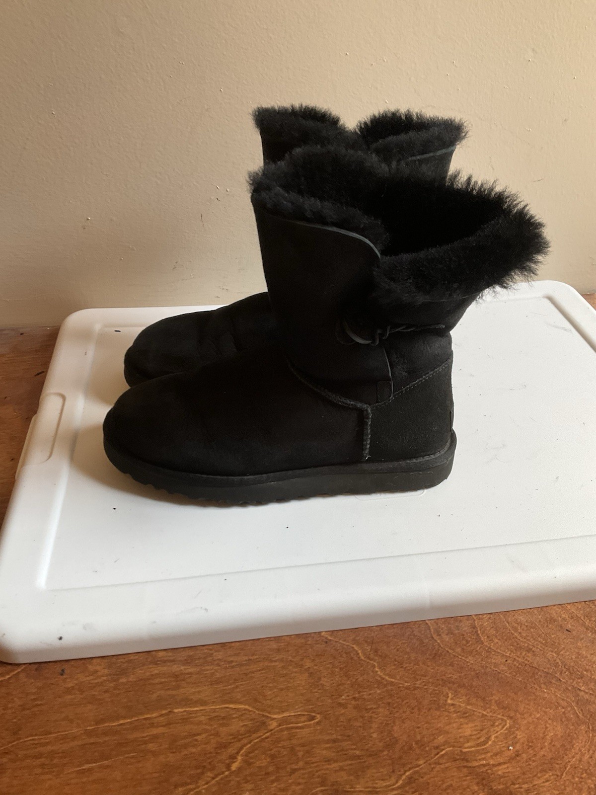 UGG Australia Bailey Button 5803 Black Sheepskin Shearling Boots Womens 8