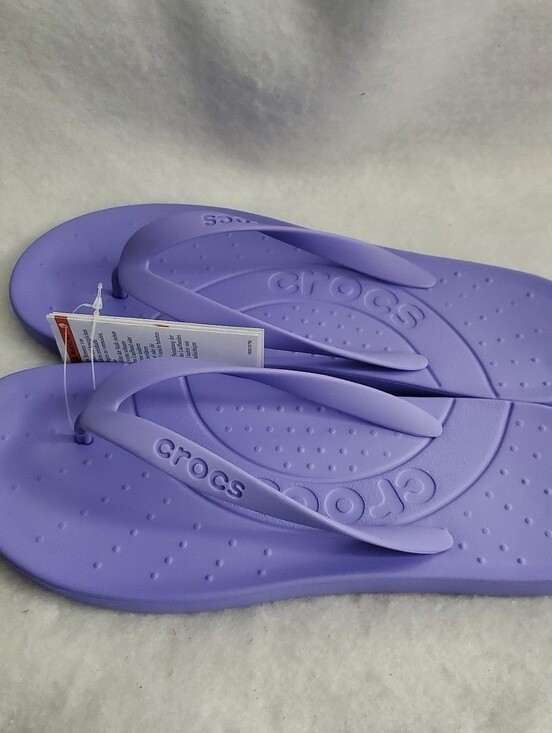 NWT. Crocs Unisex-Adult Flip-Flop – Purple – W10