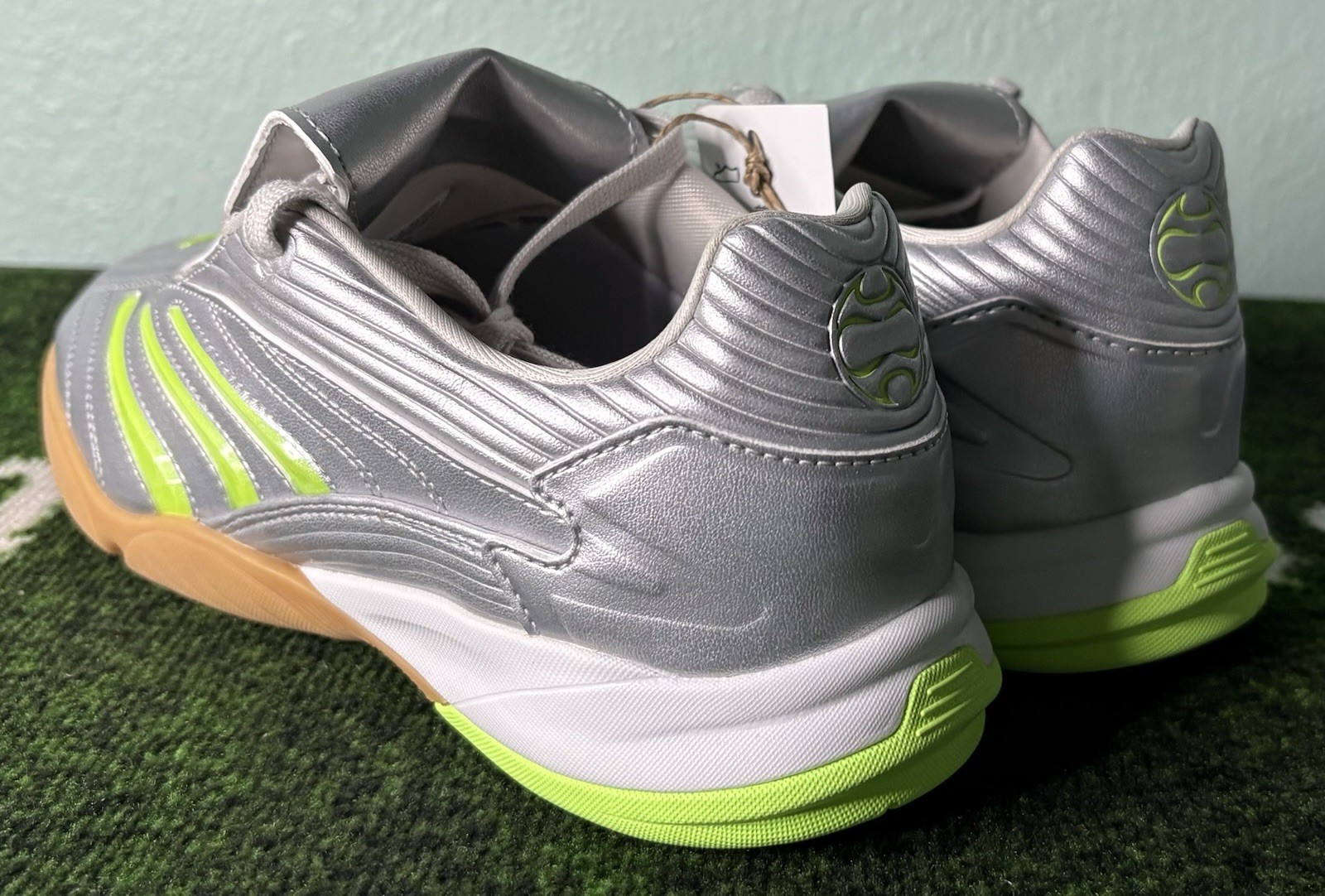 US Women’s 7/Men 6 – Adidas Predator Sala «Silver Metallic Signal Green» JR1636