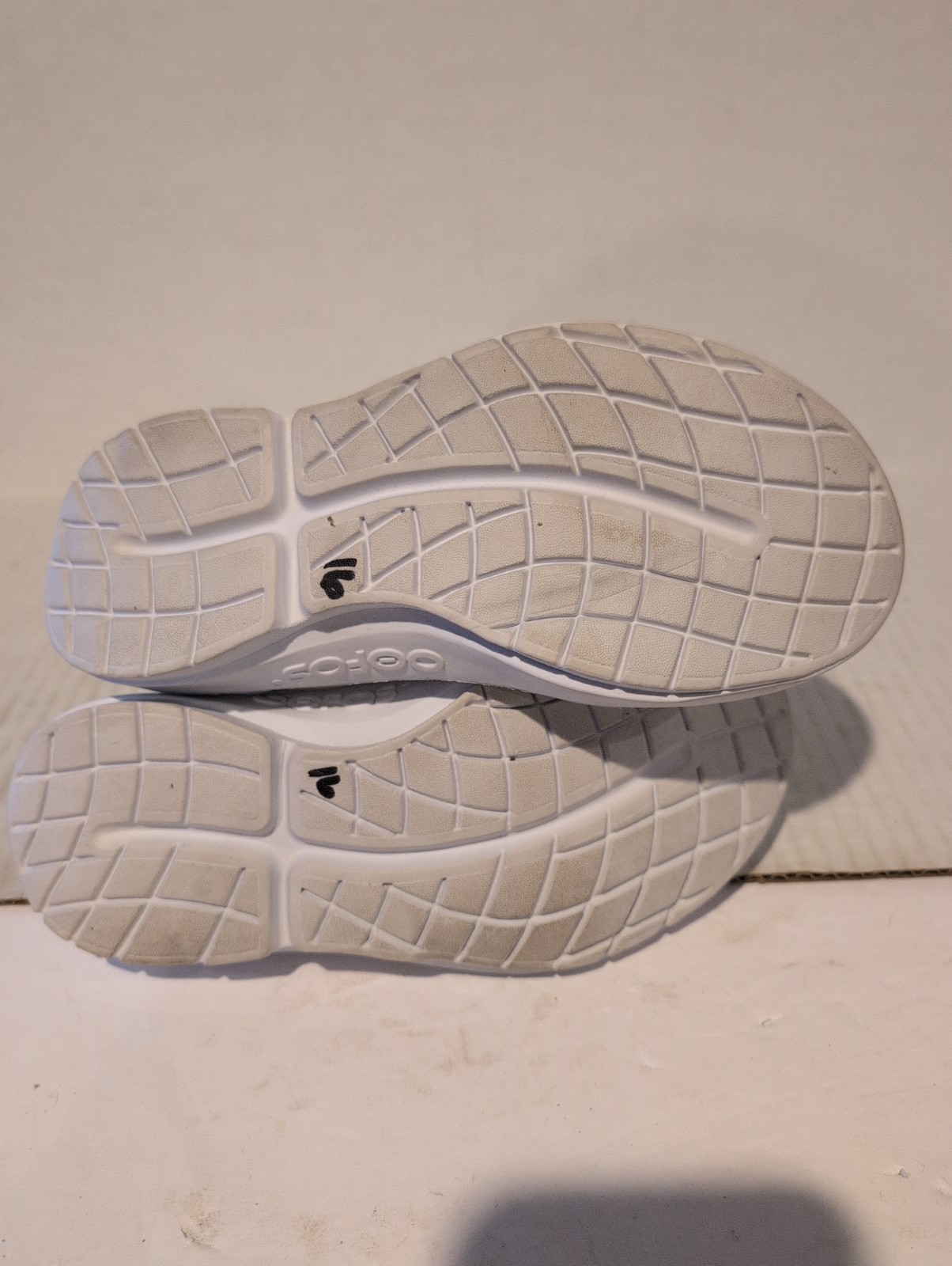 OOFOS OOmg eeZee Low White Checker Comfort Slip On Recovery Shoes Women’s US 6