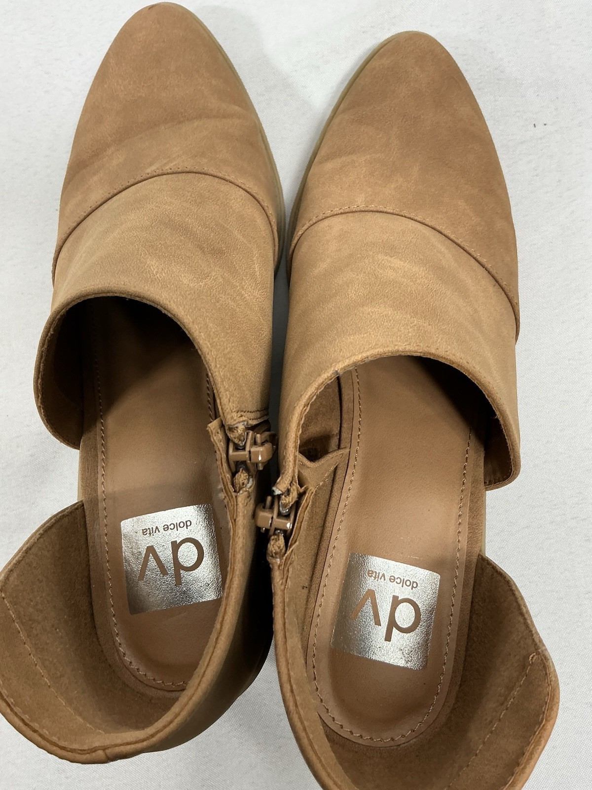 Womans Excellent Condition DV Block Heel Booties 8.5 Tan Side Zip Side Cut Outs