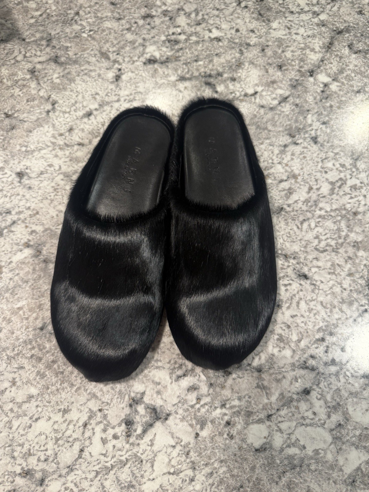Marni Black long haircalfskin Fussbett sabot G2U