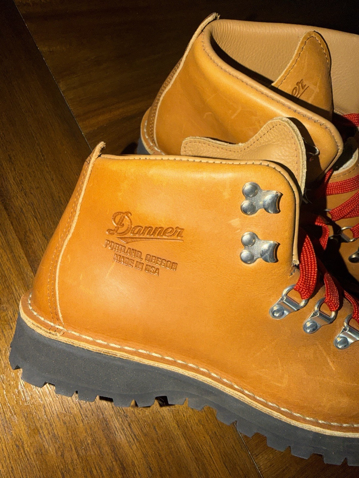 DANNER Boots Mountain Light Cascade Women’s Size 9 Brown Leather $390 Retail