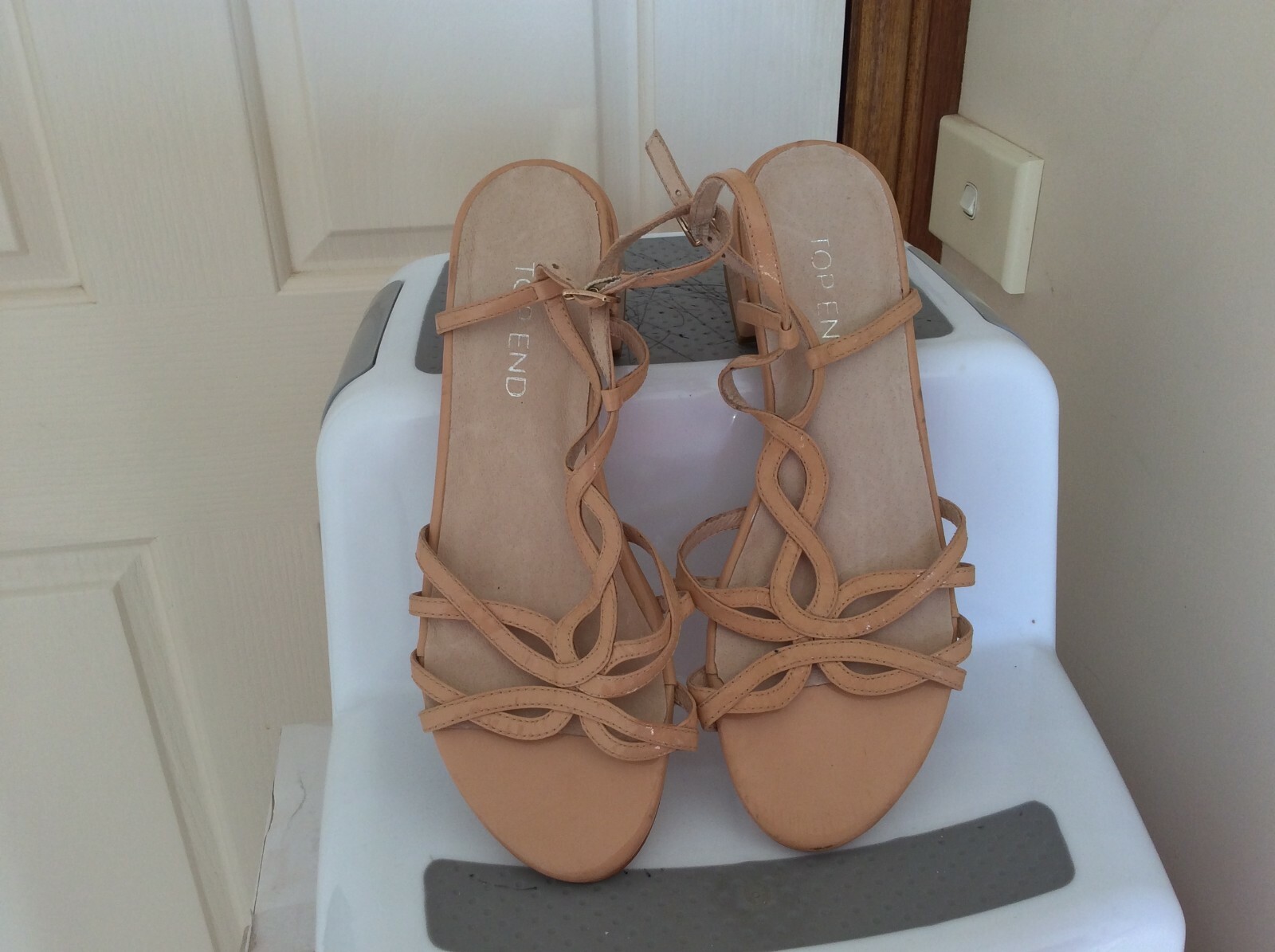 TOP END WOMEN’S DESIGNER FLAT SAMPLE SANDAL SIZE AU 6 / EU 37