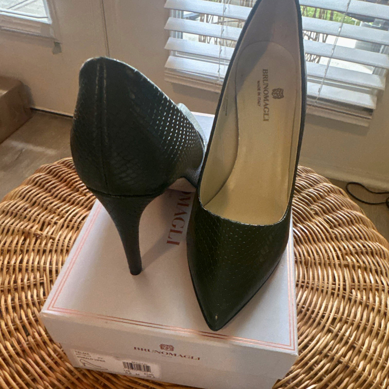 Bruno Magli Women’s Green Embossed Leather Pointed Toe Stiletto Pumps US 9.5