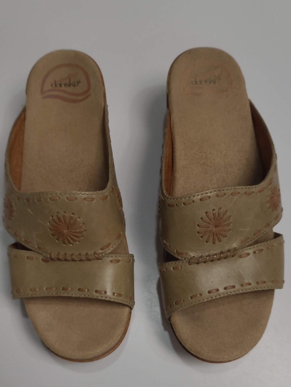 Dansko Sunny Slide Sandals – Olive Green Leather Floral Sandals – Size 8 (EU-38)