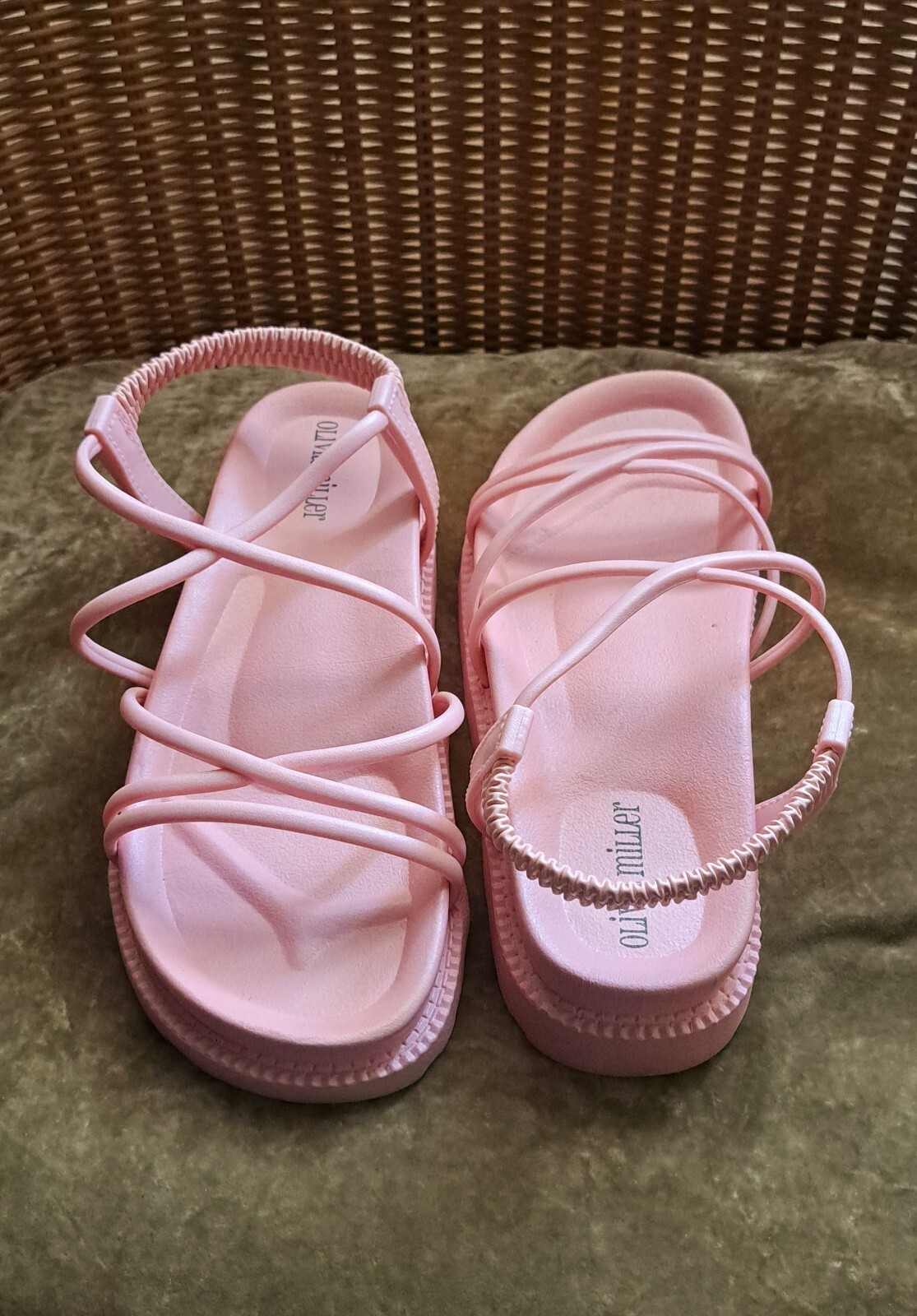 New Olivia Miller Women’s Size 6 Fits Like 7 «Venus» Pink Strappy Rubber Sandal