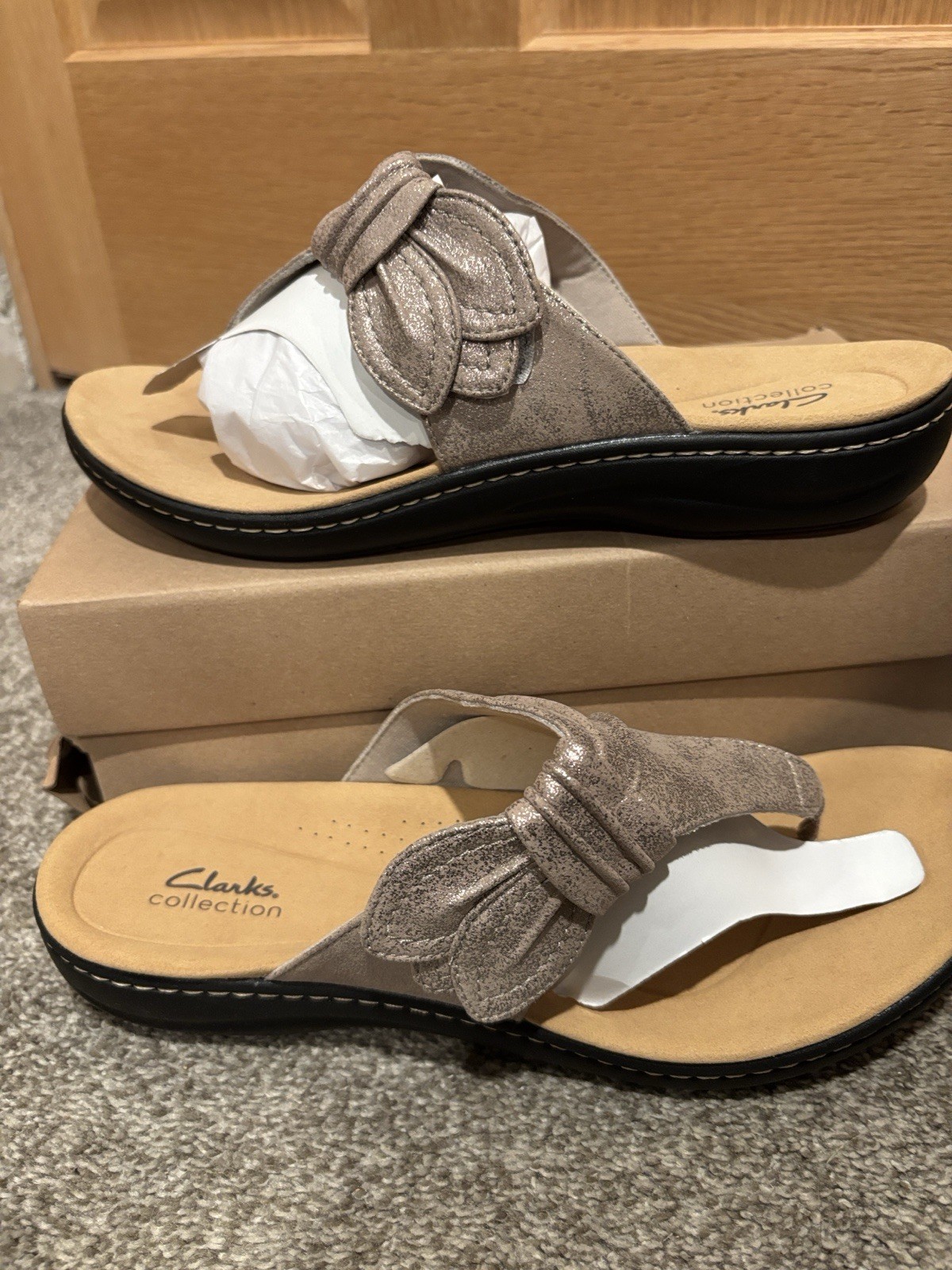 Clarks Ultimate Comfort Sz 12 Wide LaurieAnn Rae Taupe Metallic Thong Sandals