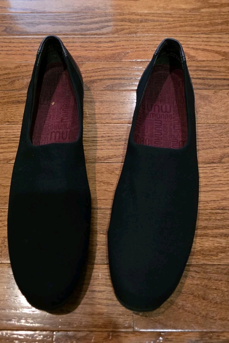 Munro Traveler Slip on Shoes *Size 11* Black *See Description *