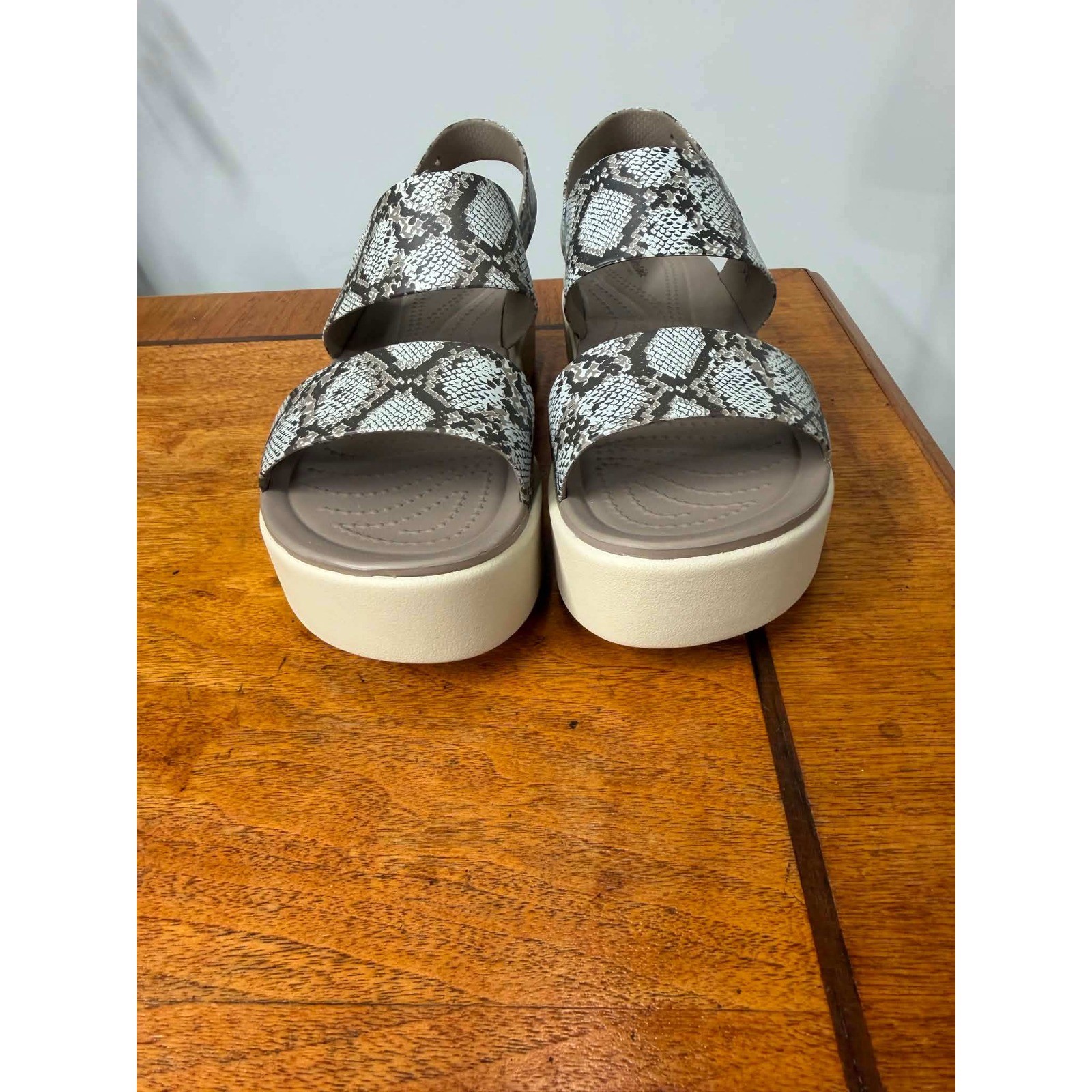 Crocs Brooklyn Low Wedge Snake Print Platform Sandals Womens 7 Grey Tan 206451