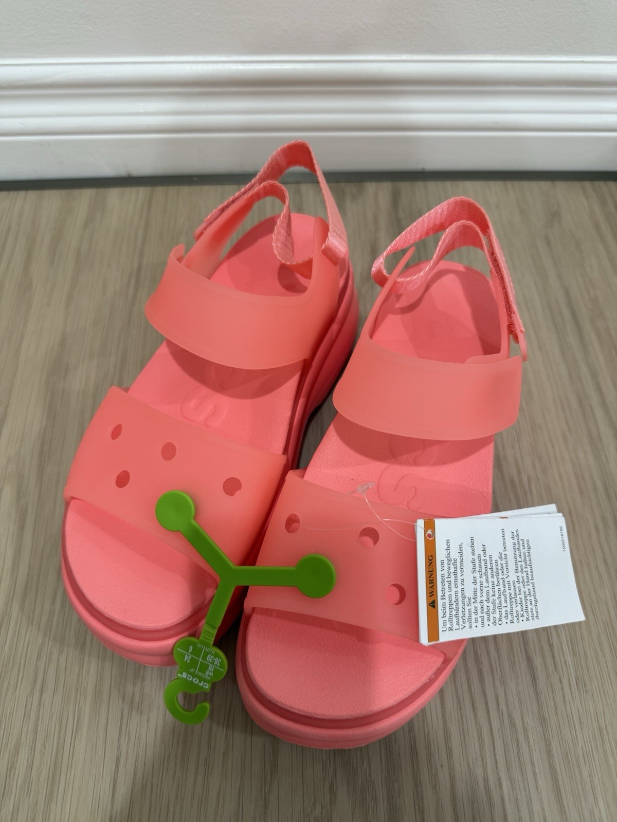 Crocs soho Frosted Y Strap Sandal