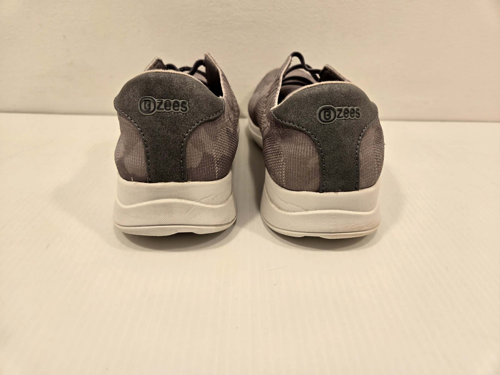 Nice! Womens Stretchy BZEES GOLDEN KNIT Comfort Shoes – Size US 9 M