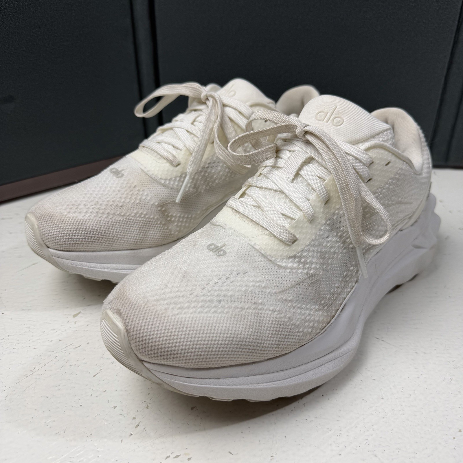 ALO Yoga Runner Men 7 | Women 8.5 White Athletic Low Top Sneakers Shoes A0590U