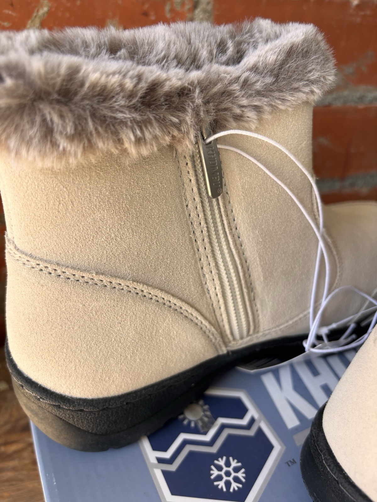 NEW Khombu Iris Women’s Plush Faux-fur Cream Suede Water Repellent Boots Size 7