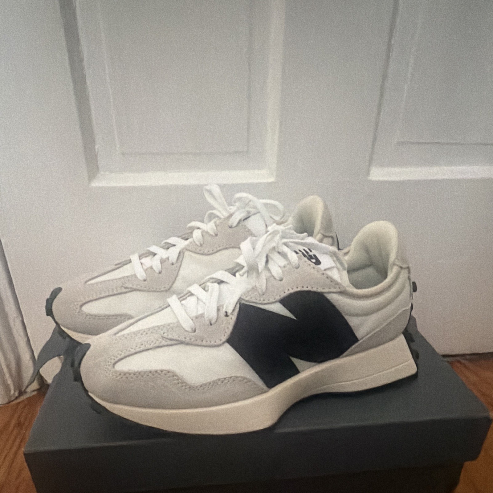 New Balance 327 Women’s Low Top Lace-Up Colorblock Sneakers White/Black/Gray