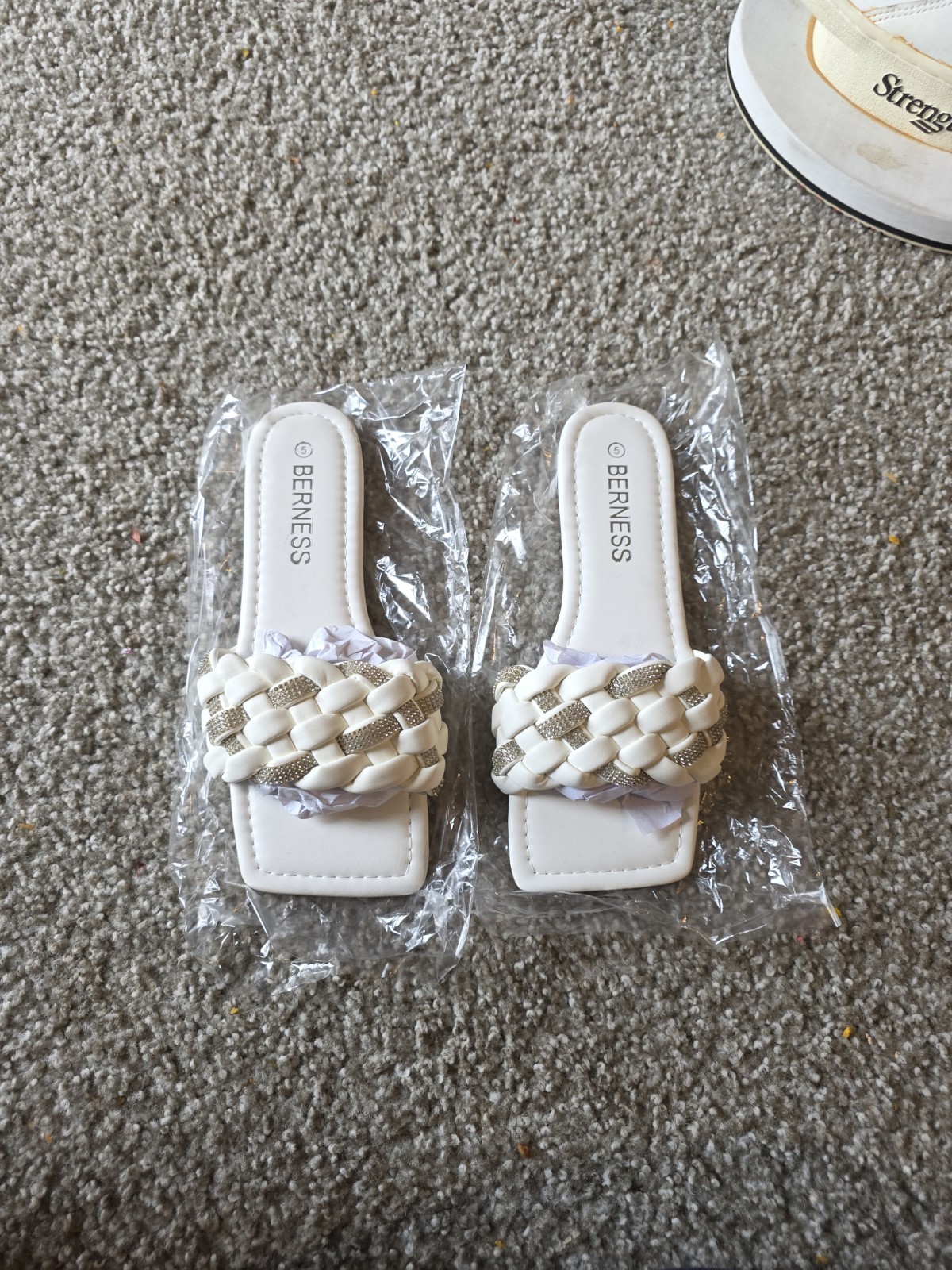 Berness Ella Women’s White Braided Rhinestone Slide Sandals Size 5 – New in Box