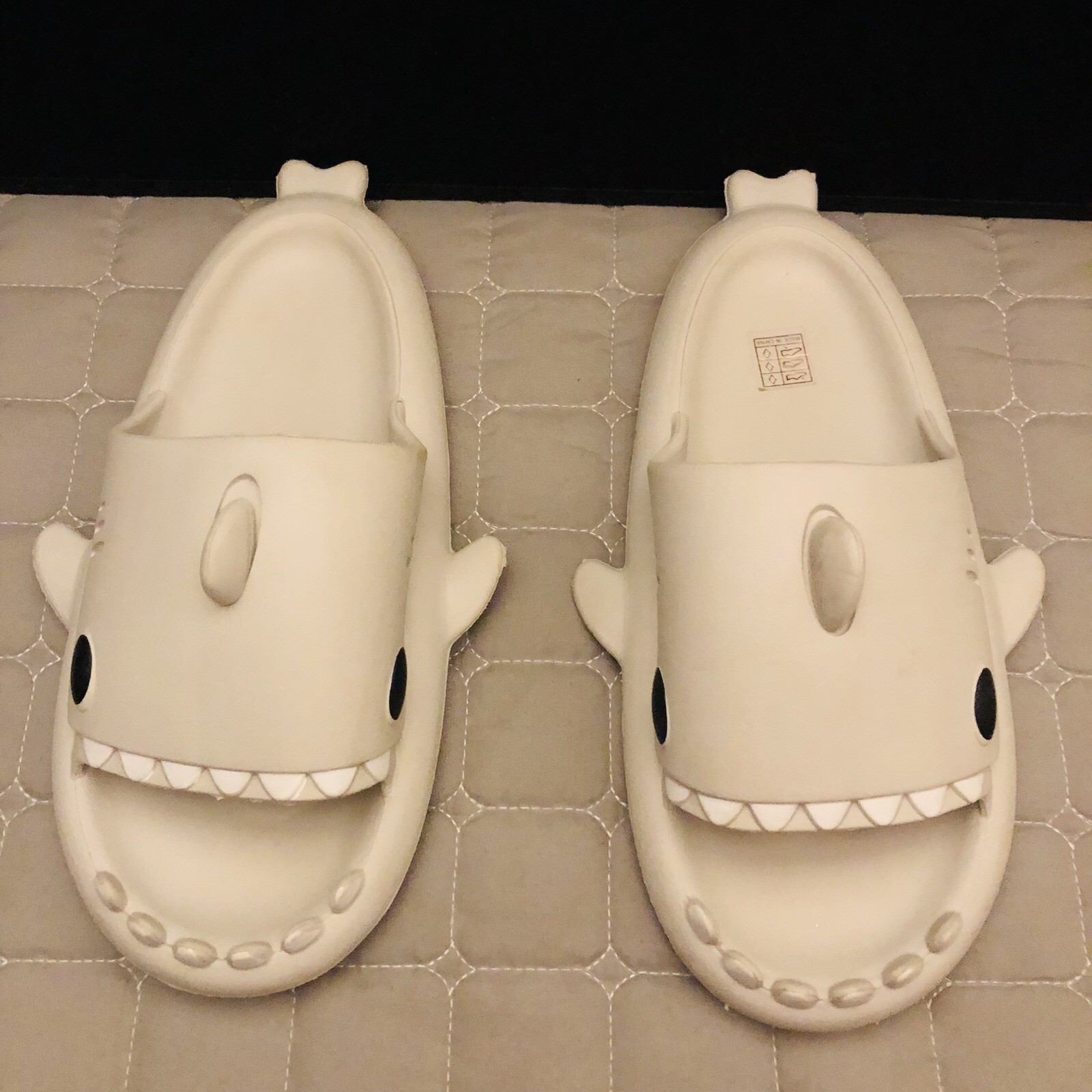 CRAYON FRIENDS SUMMER SHARK SLIPPERS SOFT NON-SLIP SHOWER WATER SLIDES 40-41