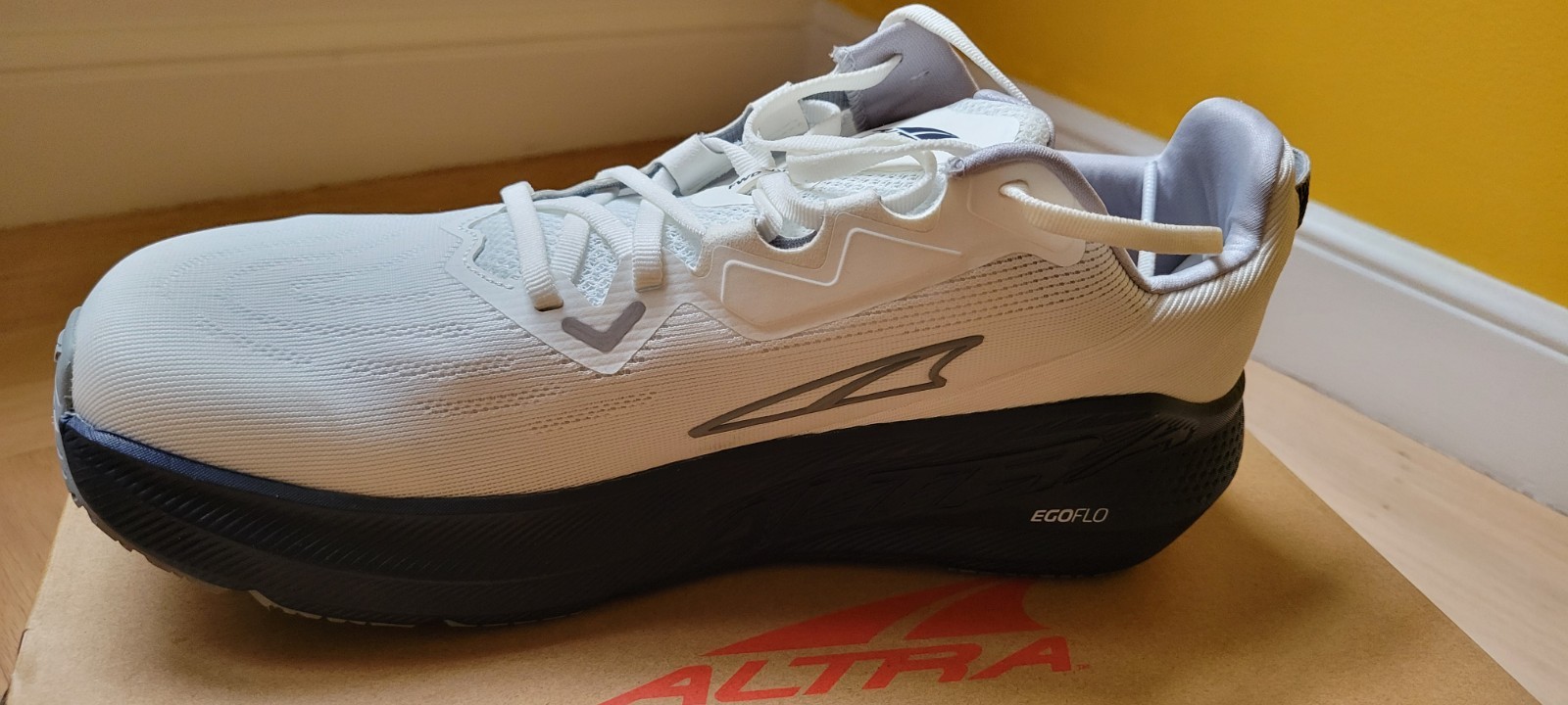 Altra FWD VIA men’s running shoes NIB no flaws 11.5 white on blue Egoflo