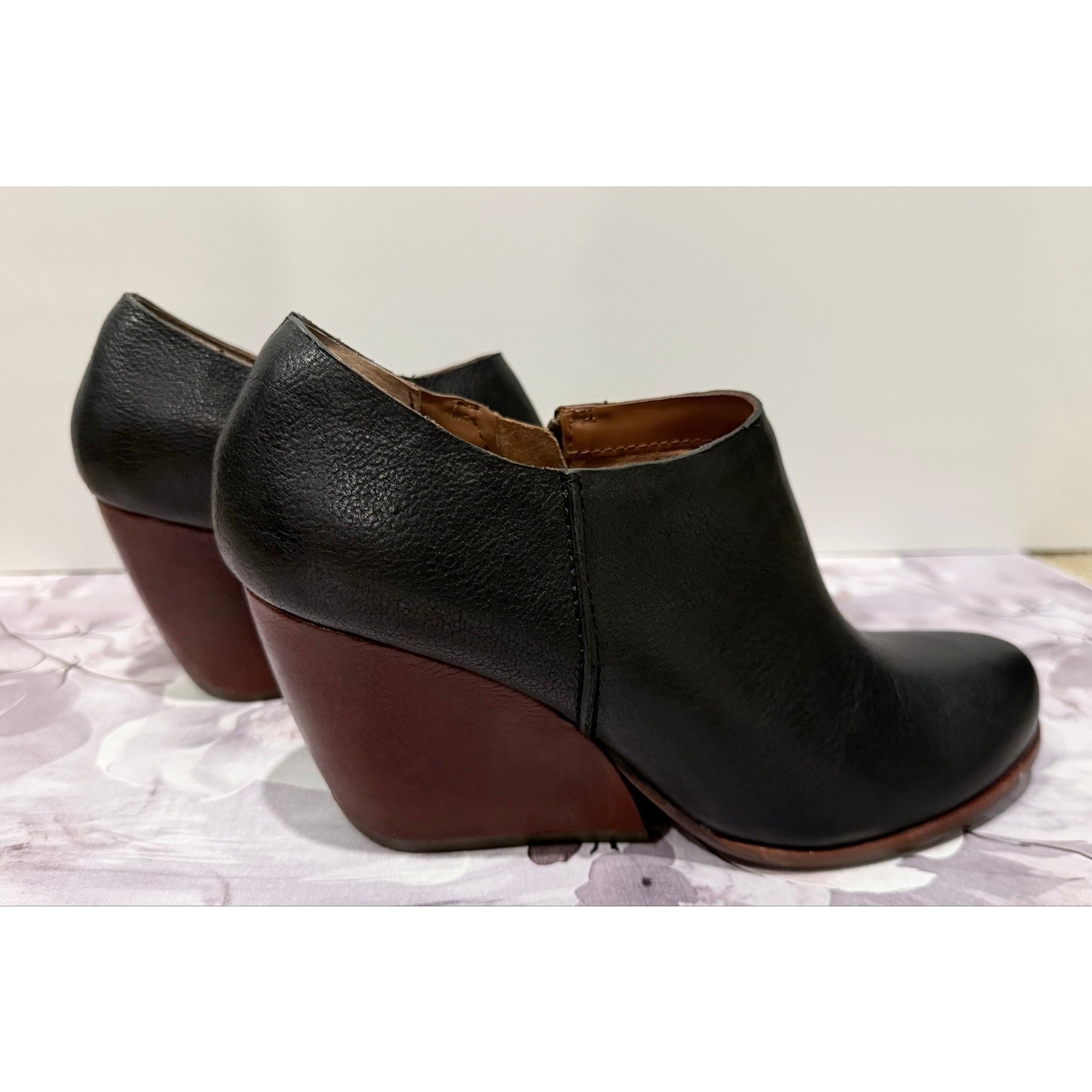 Kork-Ease Womens Natalya Black Leather Wedge Ankle Boot Sz 8.5 M Bootie