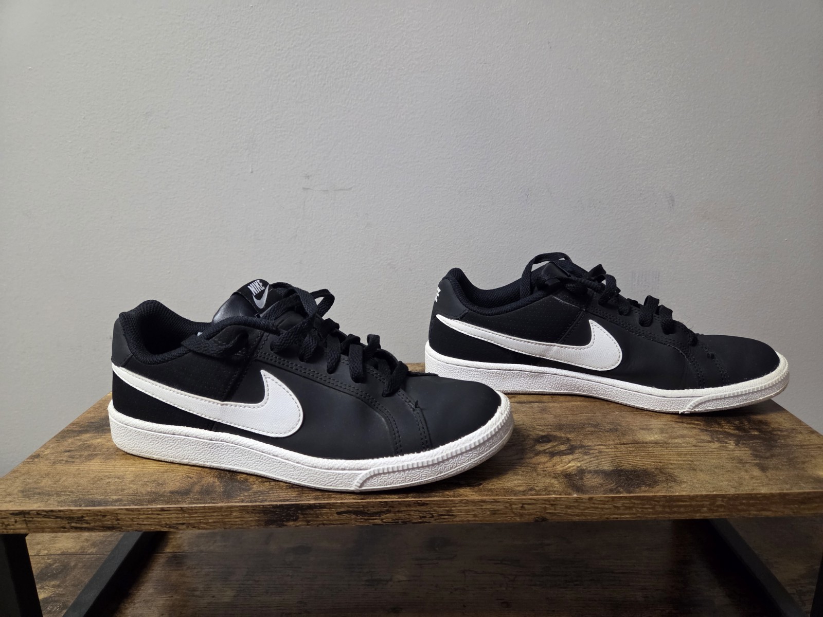 Nike Court Royale Black & White Low Lace Shoes Size 7 Women’s 749867-010