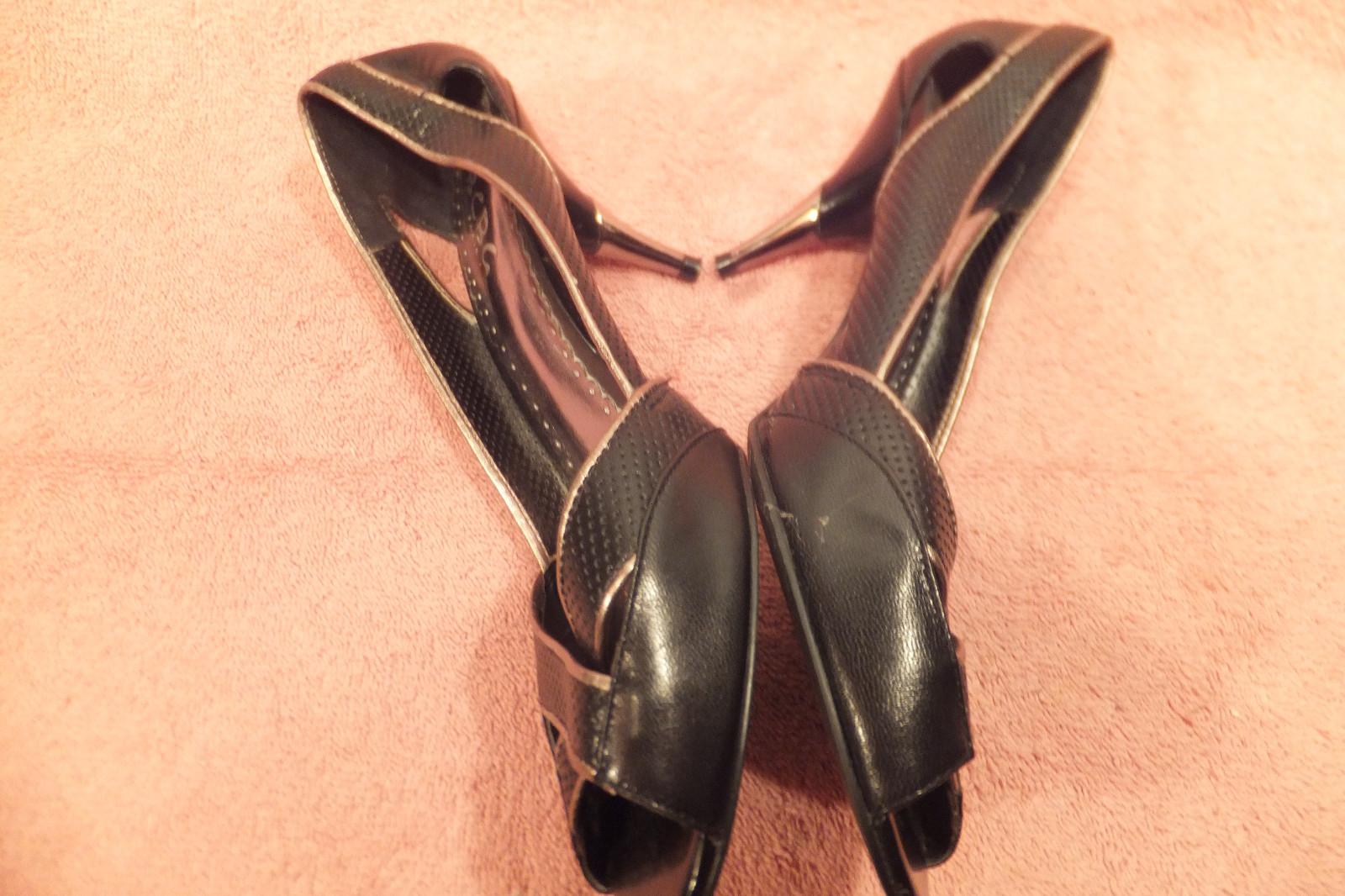 BCBG Paris Womens Black/Gold OpenToe Sling Back 3.25″ Heels Size 8.5M Quite Good