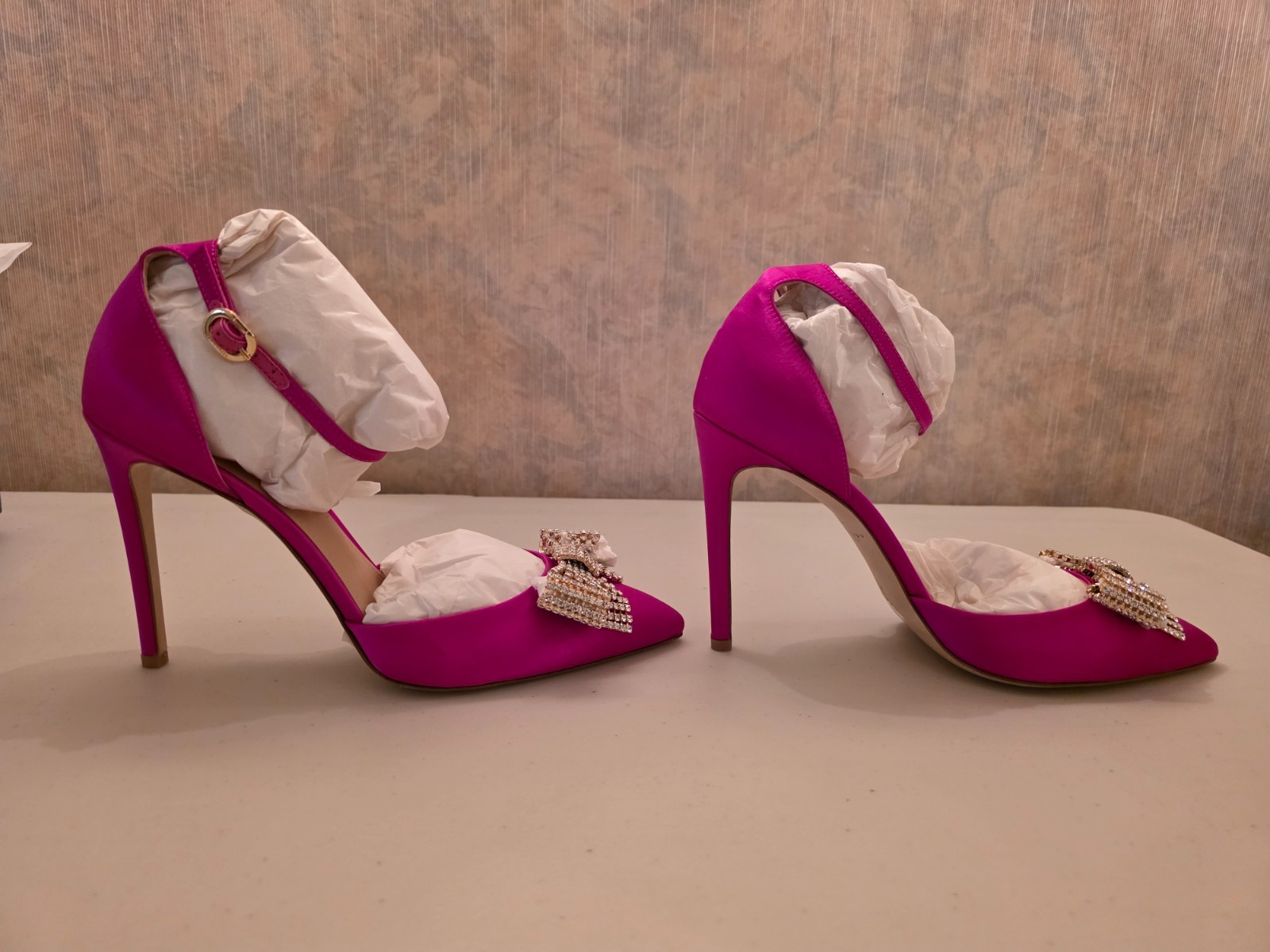 New in Box Dee Ocleppo Made in Italy Size 40 Satin Fuschia Bow Heels