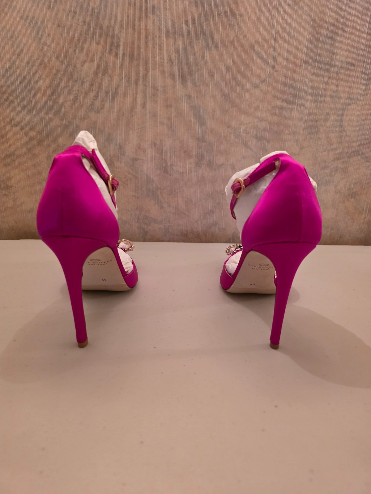 New in Box Dee Ocleppo Made in Italy Size 40 Satin Fuschia Bow Heels