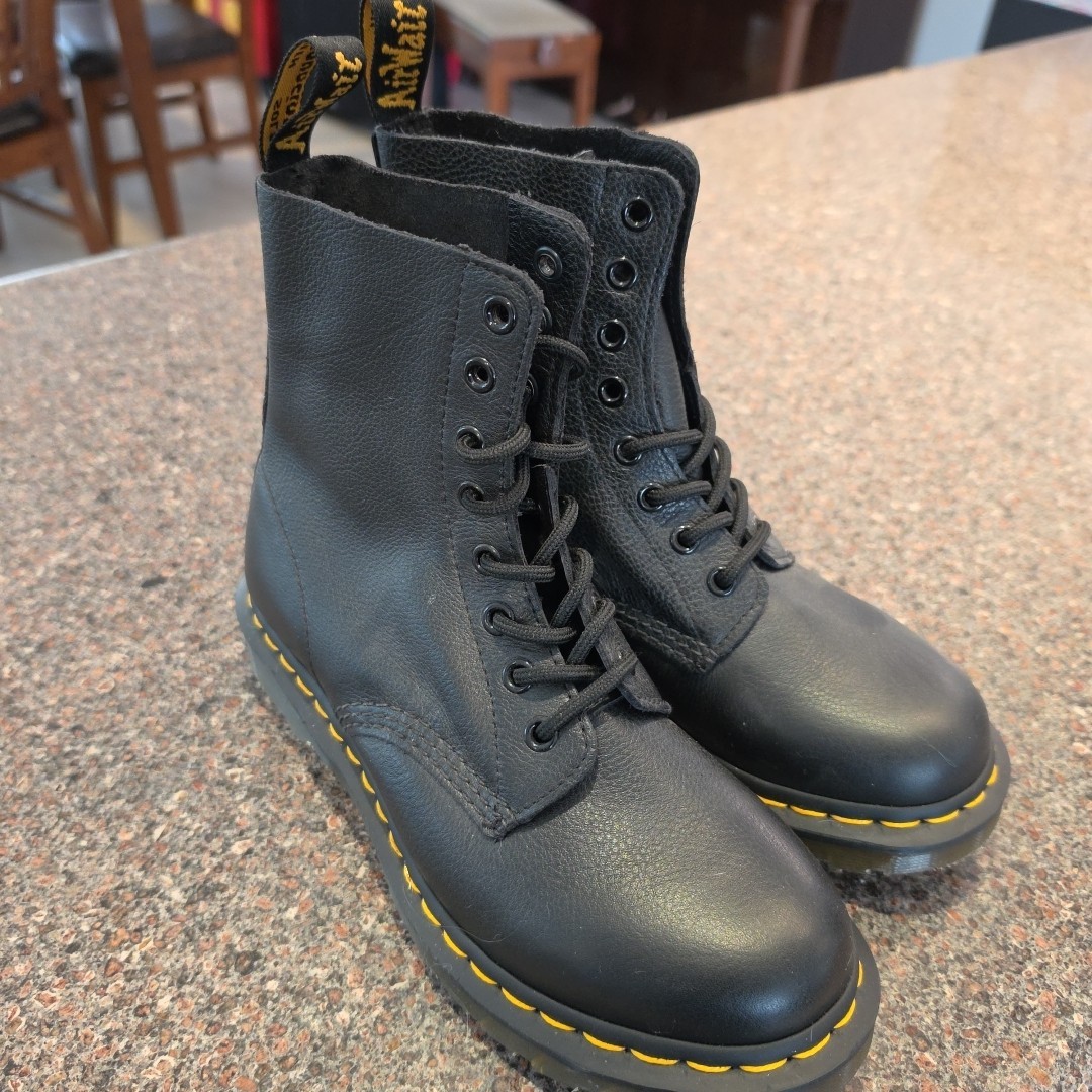 Dr. Martens Pascal 1460 Black Soft Pebbled Leather Boots Wmns Sz US 7 New Combat