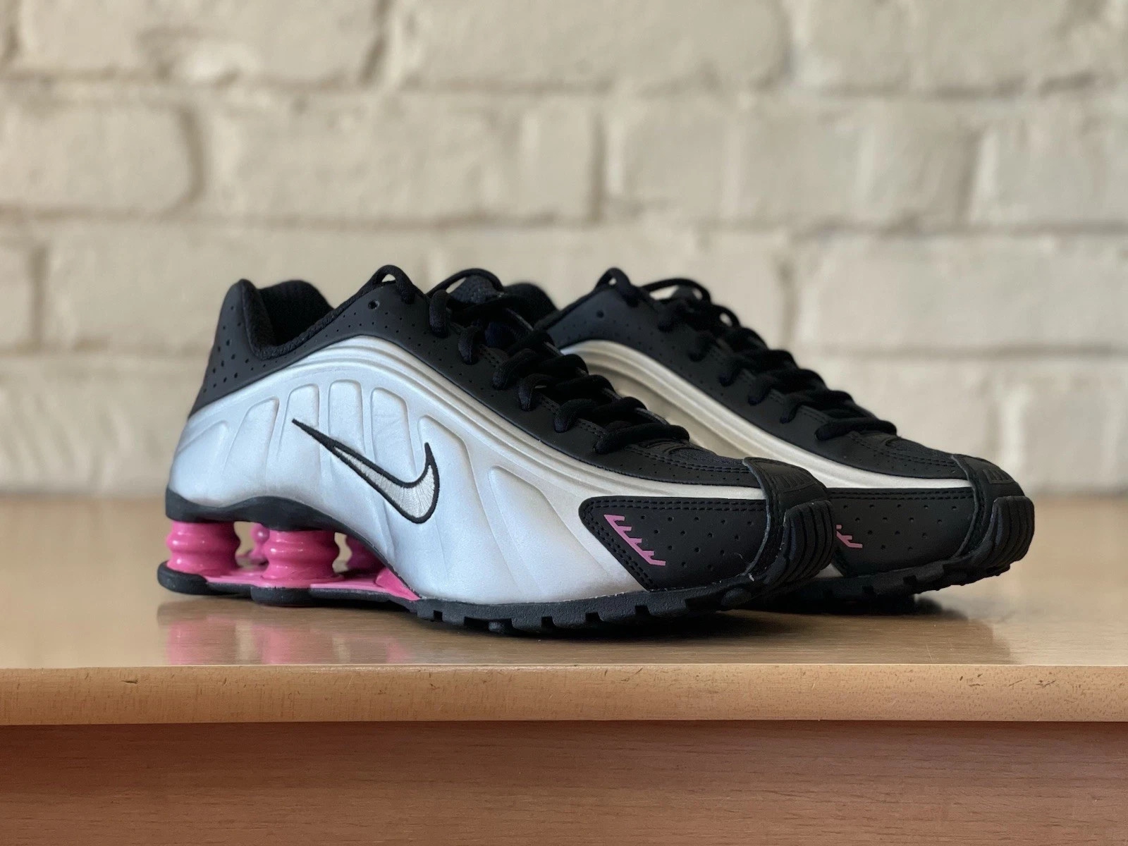 Nike Shox R4 Black Metallic Silver Pinksicle AR3565-012 Women Size 8.5 Gym Shoes